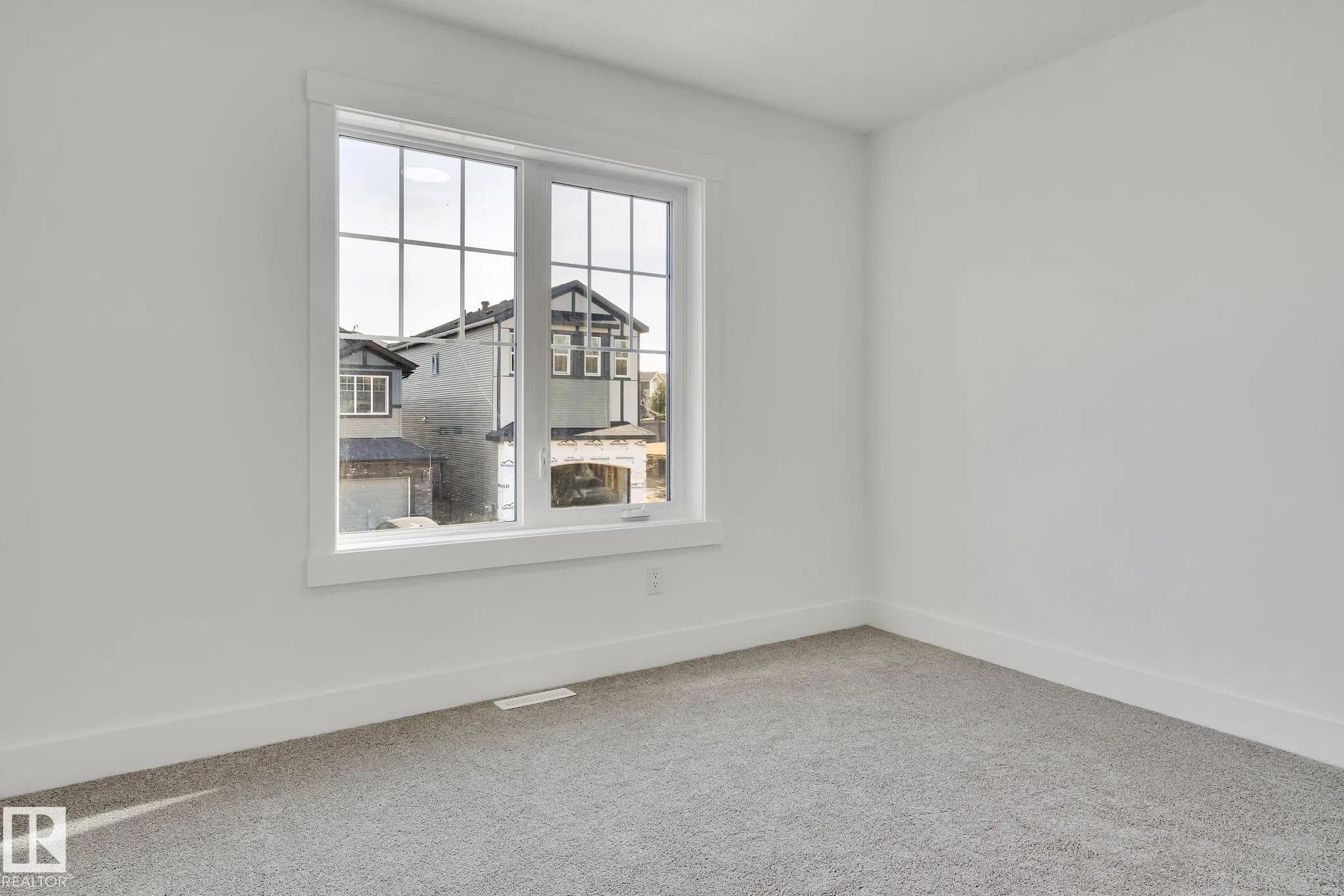 1133 GYRFALCON Crescent