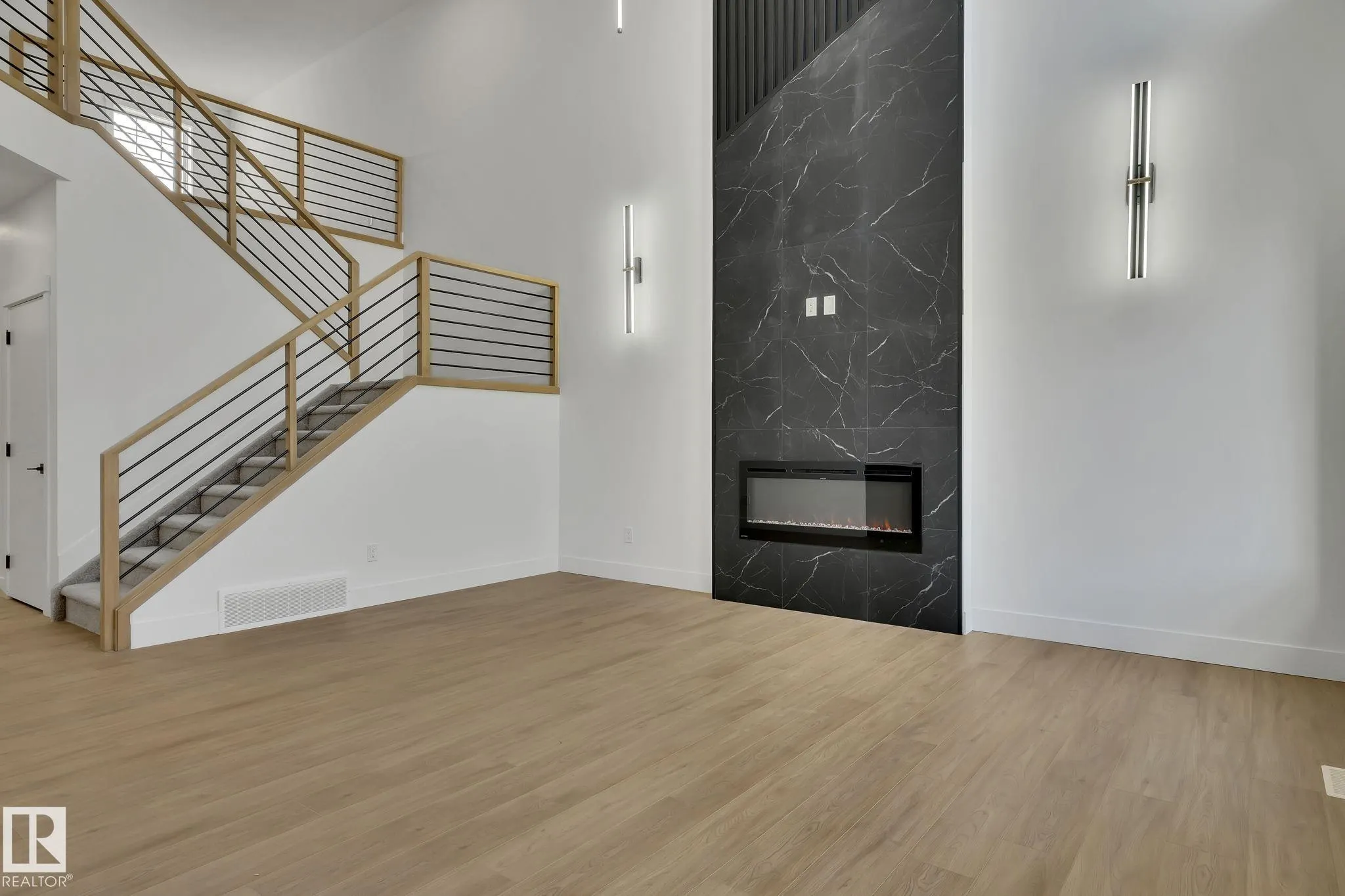 1133 GYRFALCON Crescent