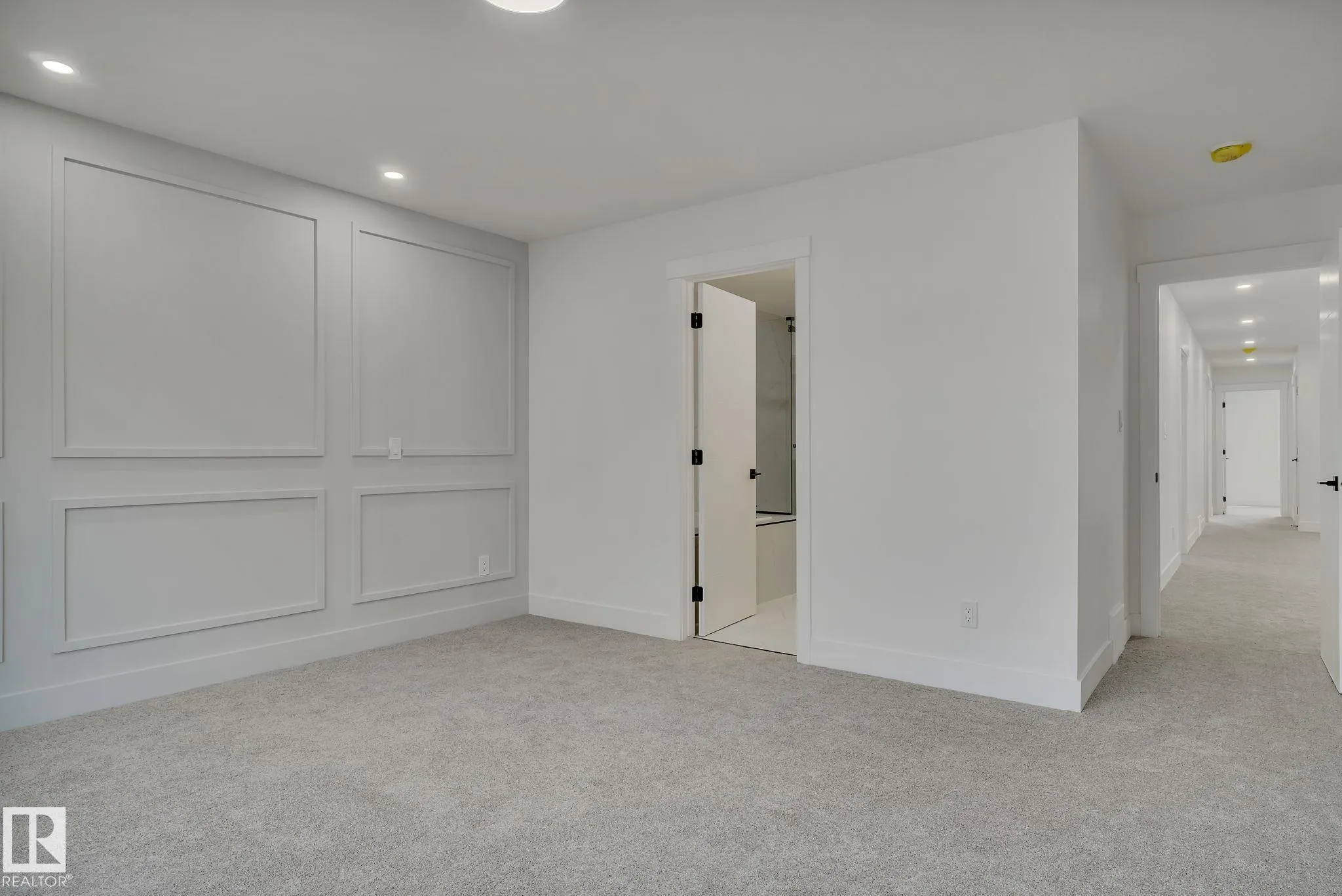 1133 GYRFALCON Crescent