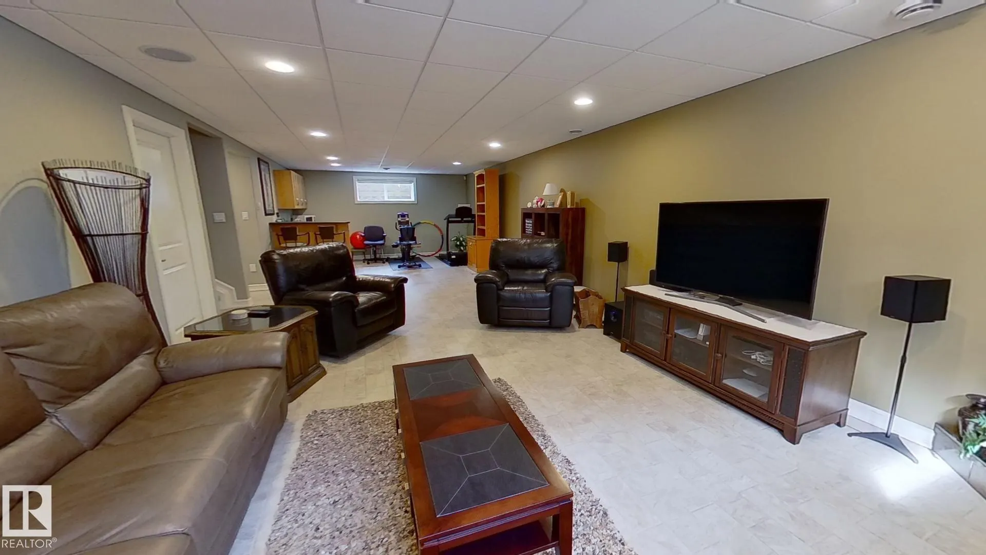 928 THOMPSON Place