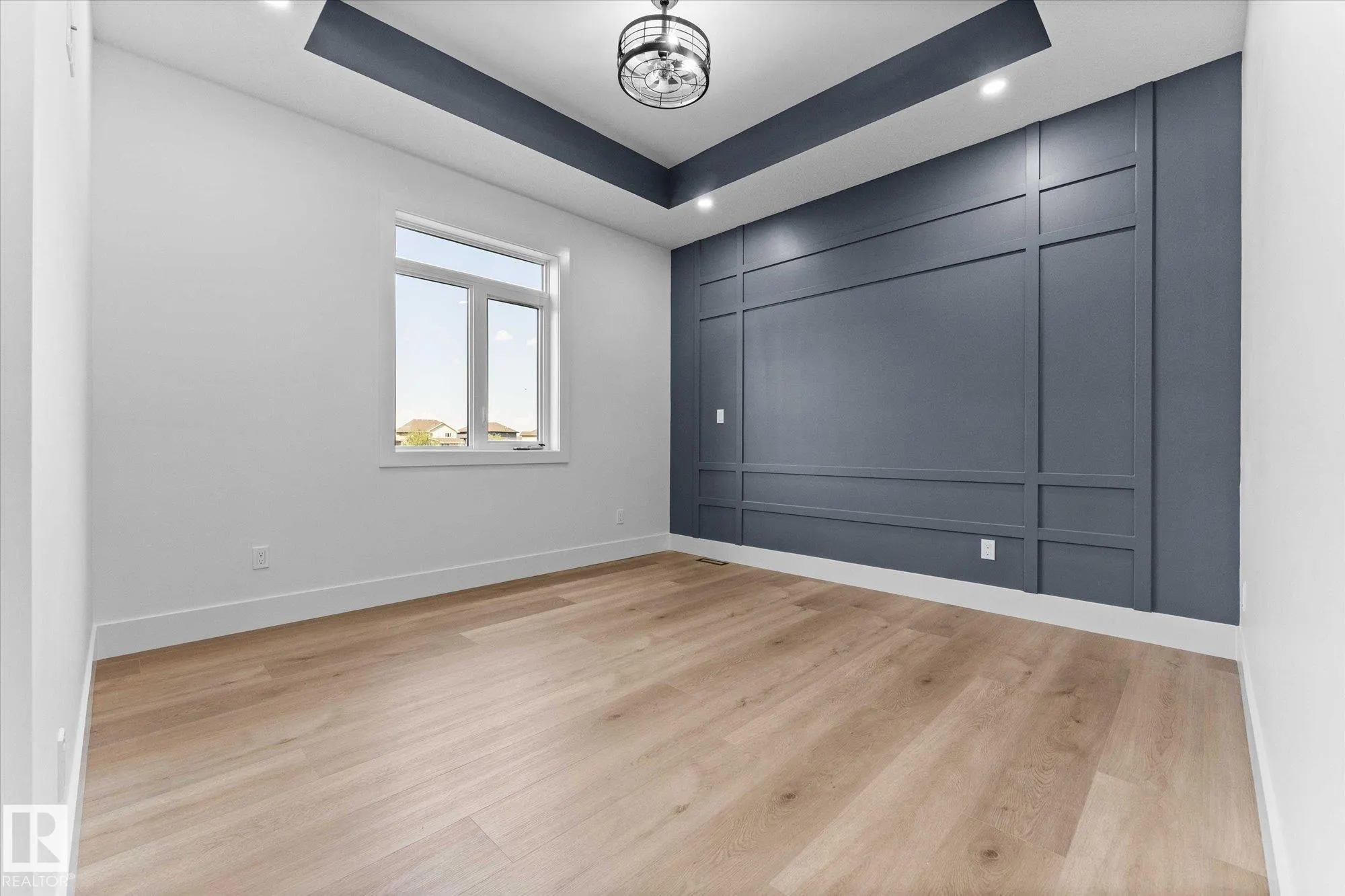 325 MEADOWVIEW Drive