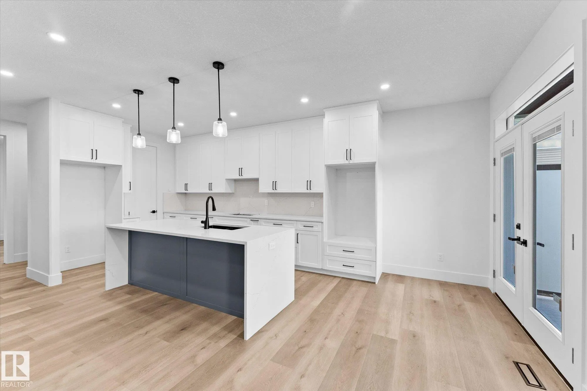 325 MEADOWVIEW Drive