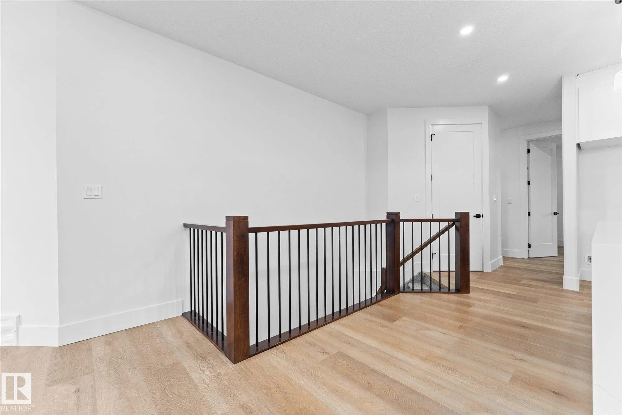 325 MEADOWVIEW Drive