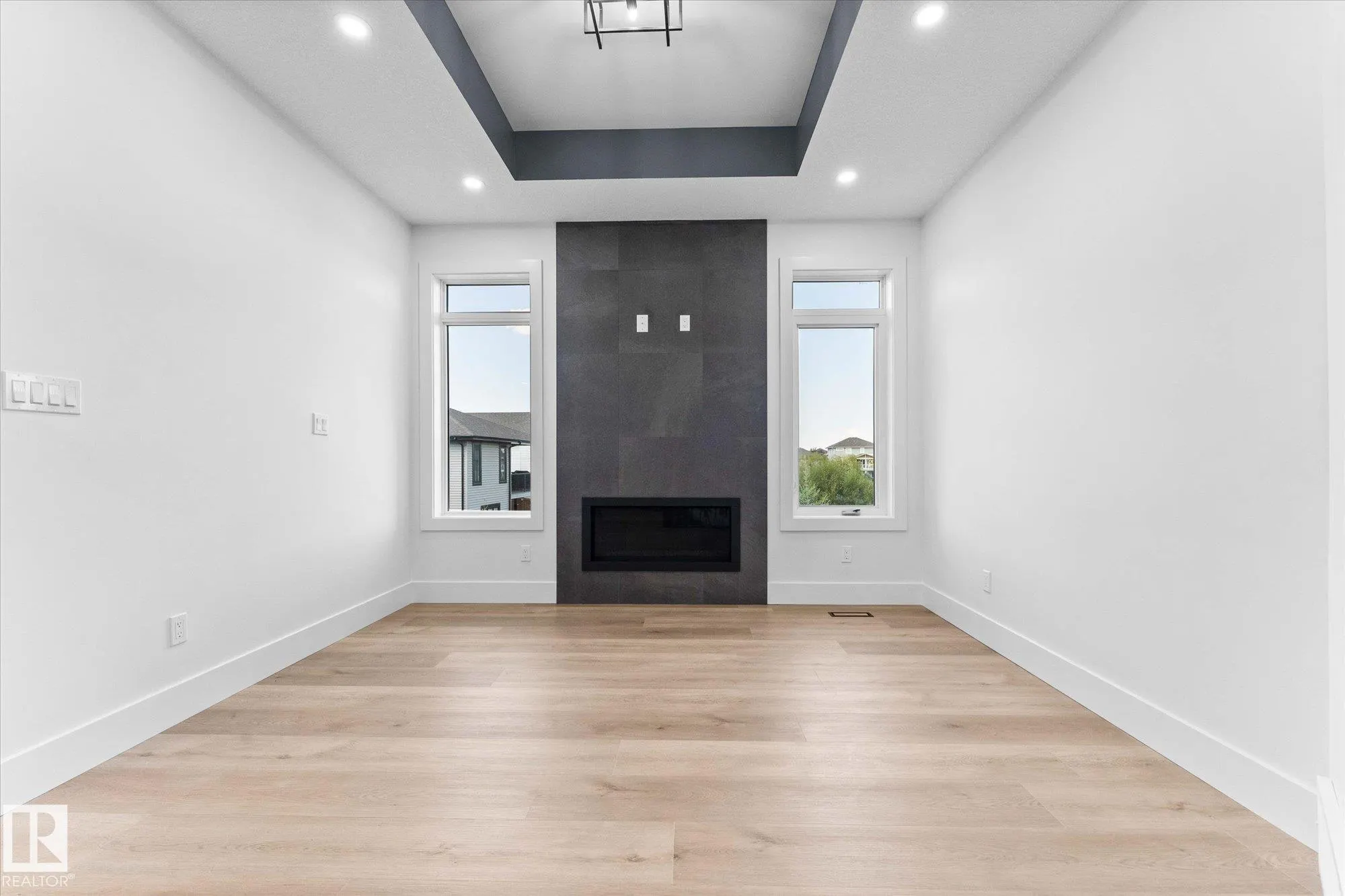 325 MEADOWVIEW Drive