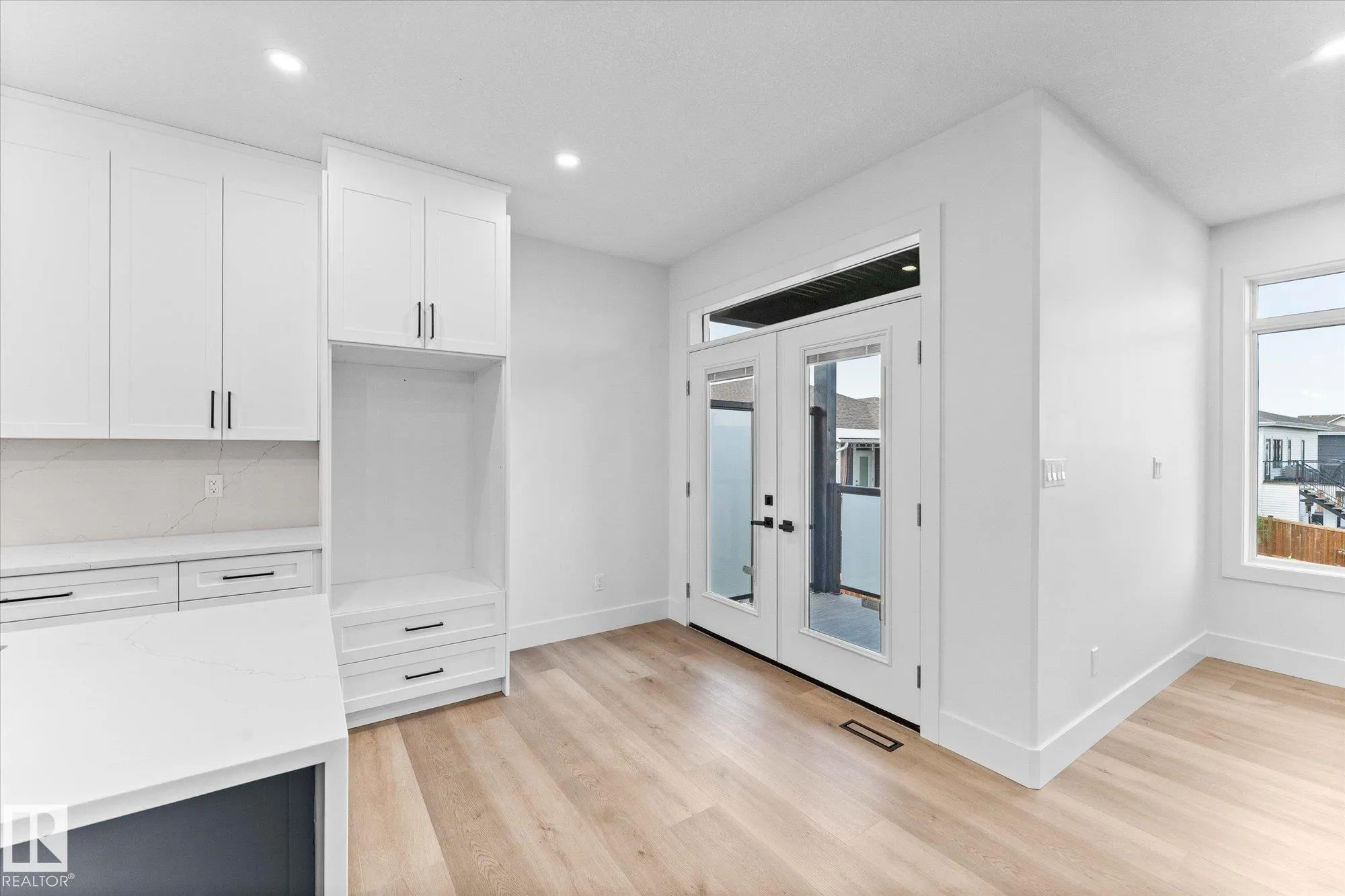 325 MEADOWVIEW Drive
