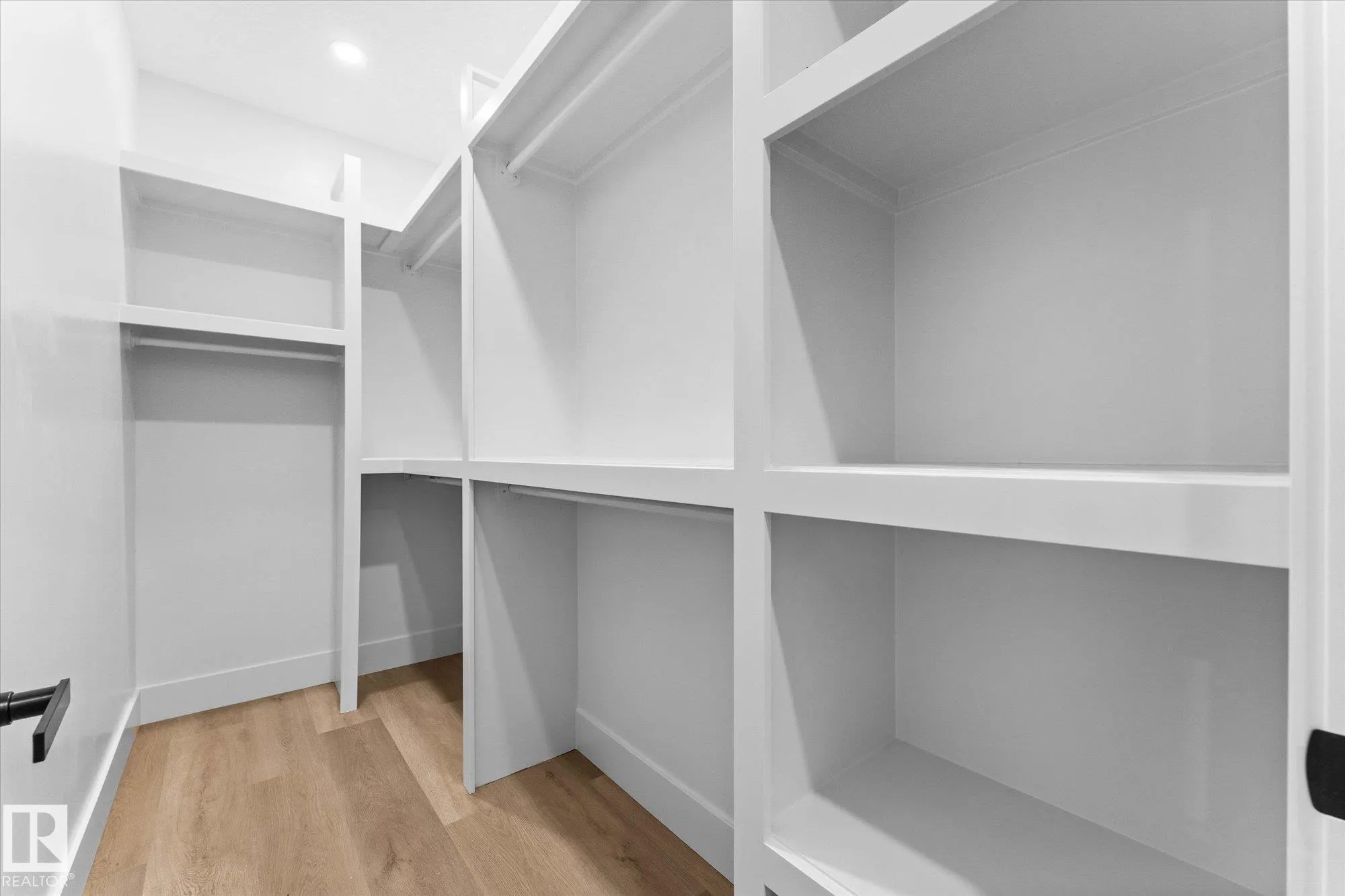 325 MEADOWVIEW Drive