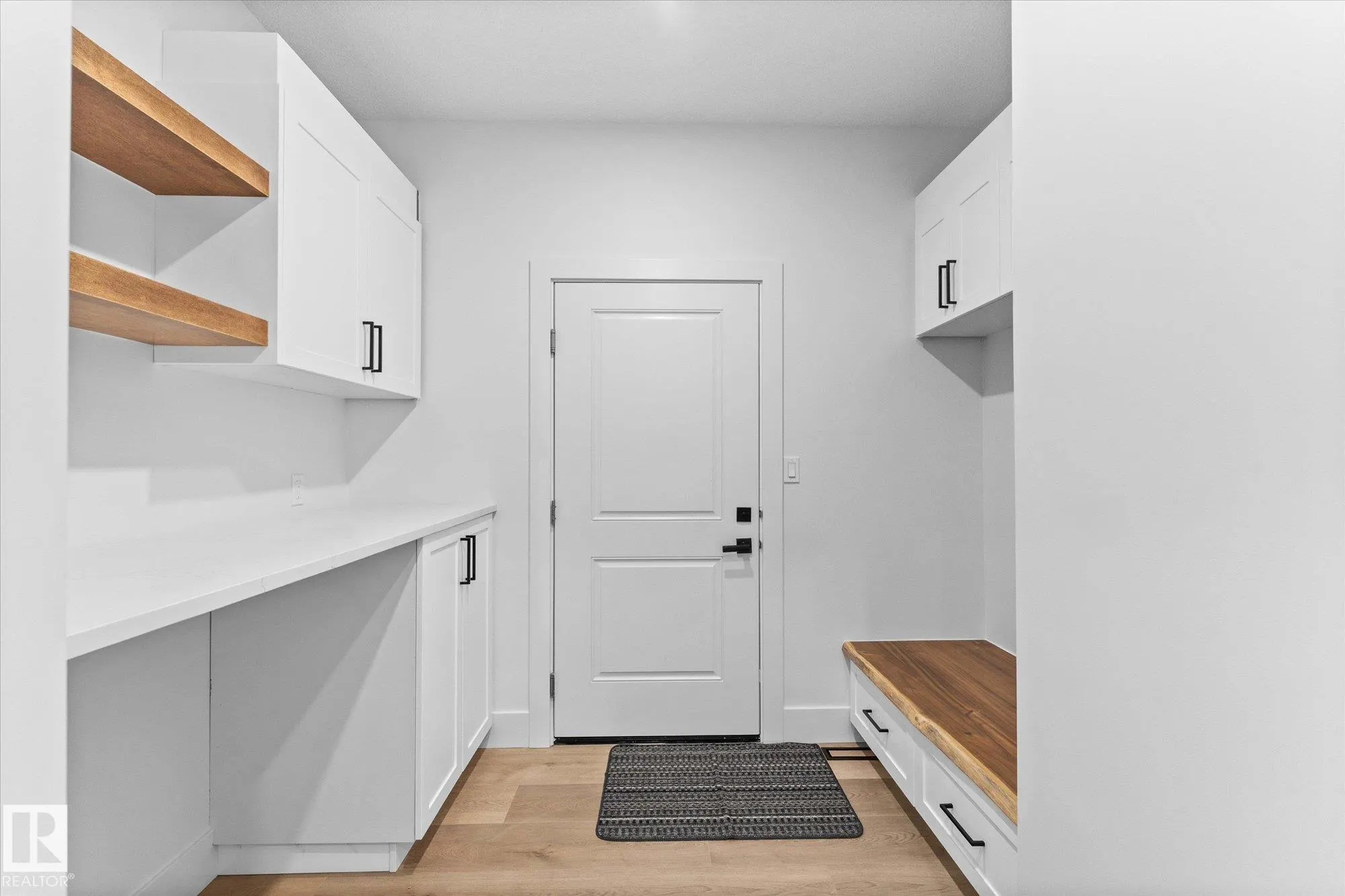 325 MEADOWVIEW Drive