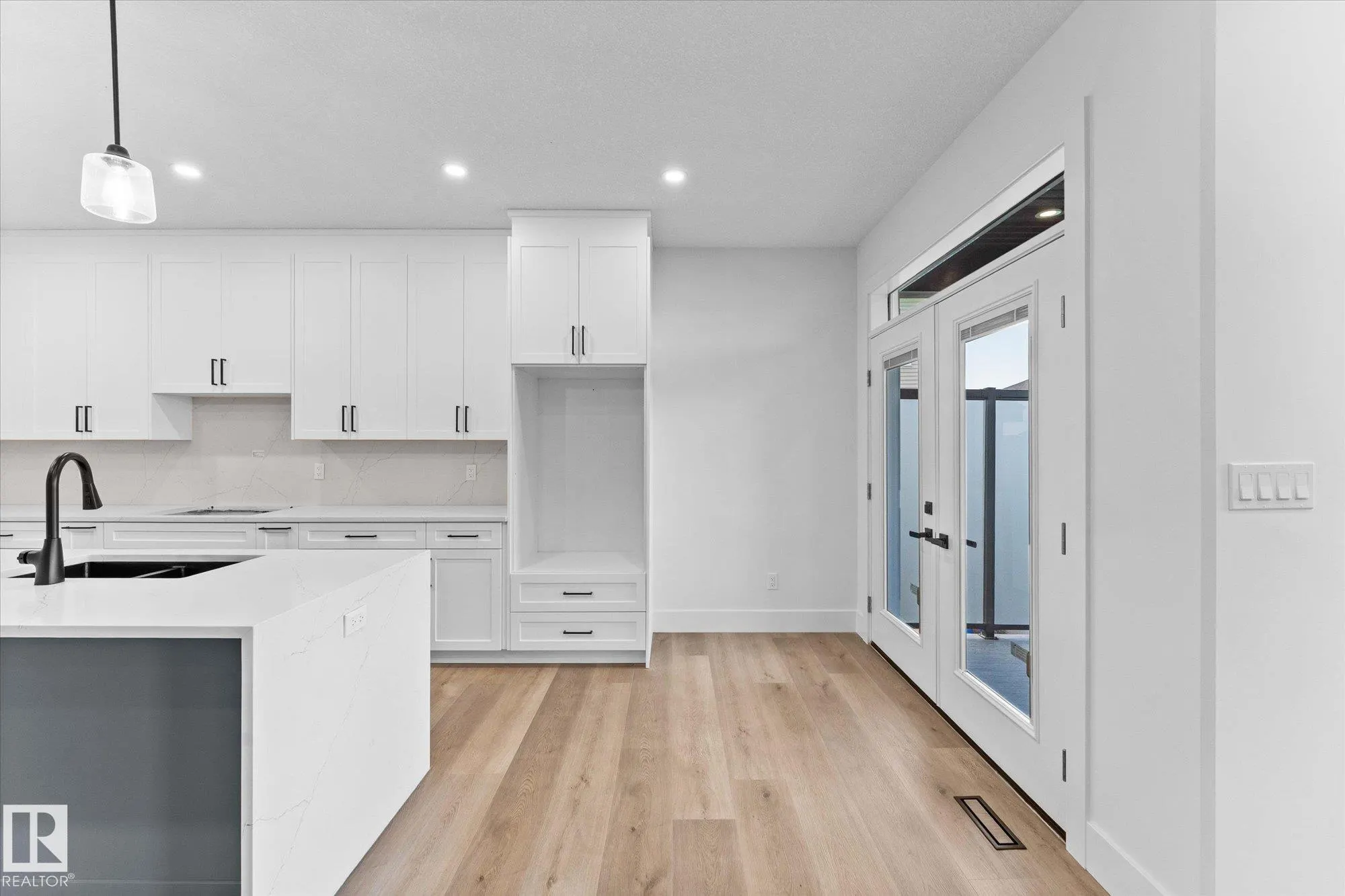 325 MEADOWVIEW Drive