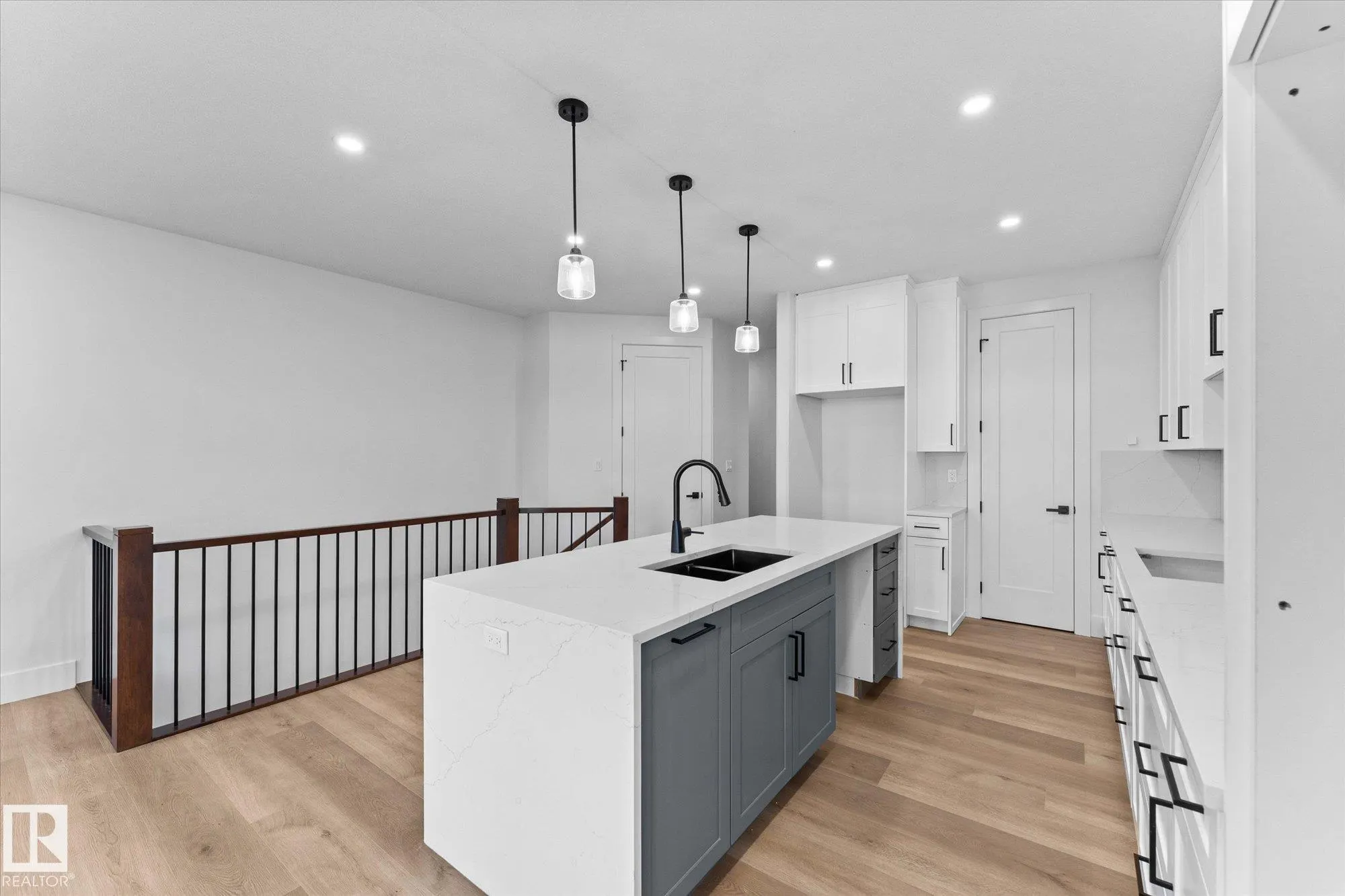 325 MEADOWVIEW Drive