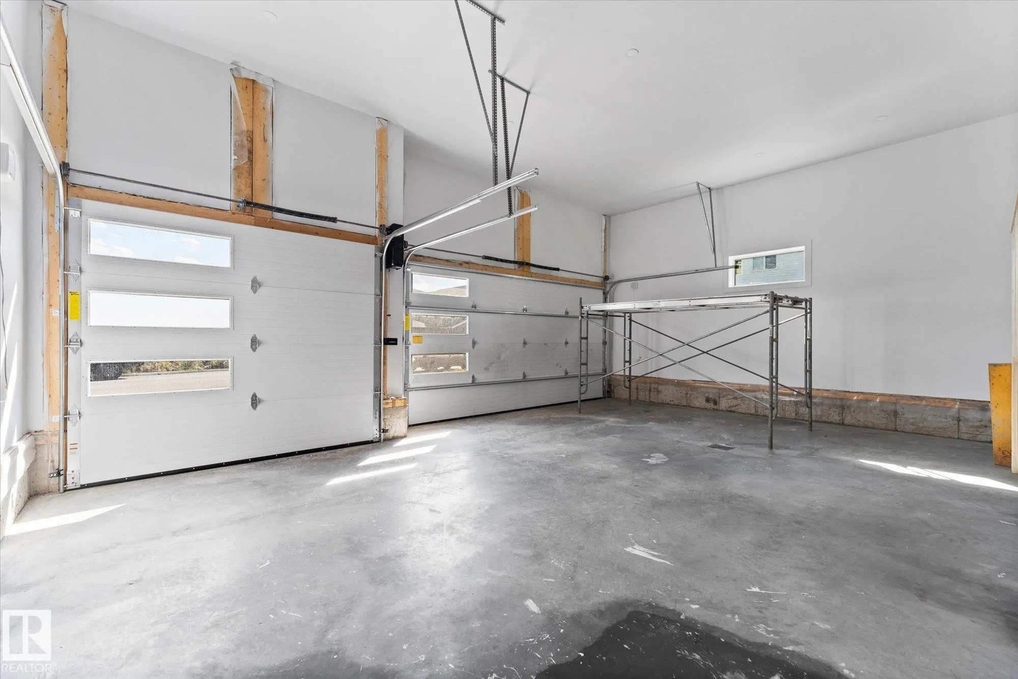 325 MEADOWVIEW Drive