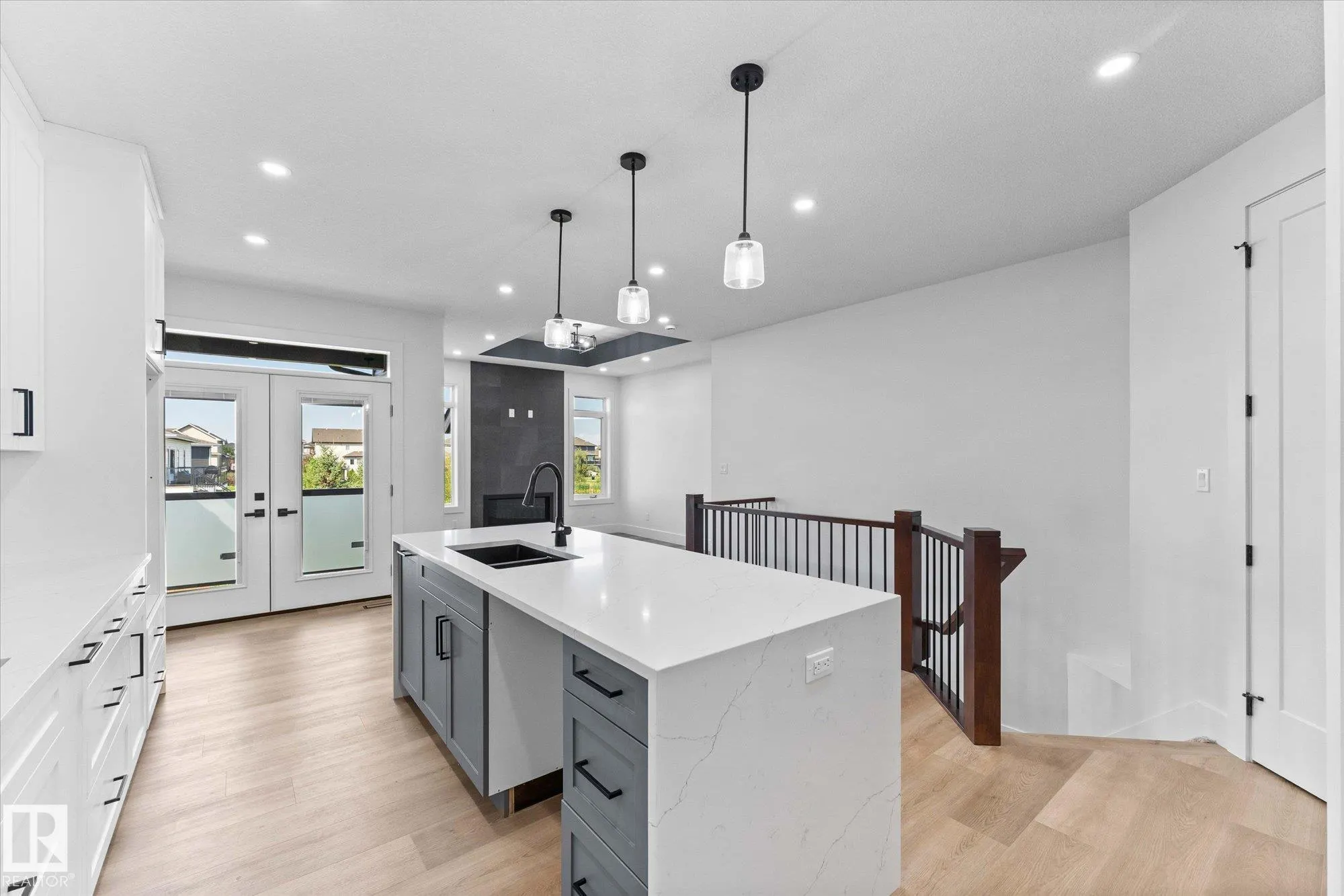 325 MEADOWVIEW Drive