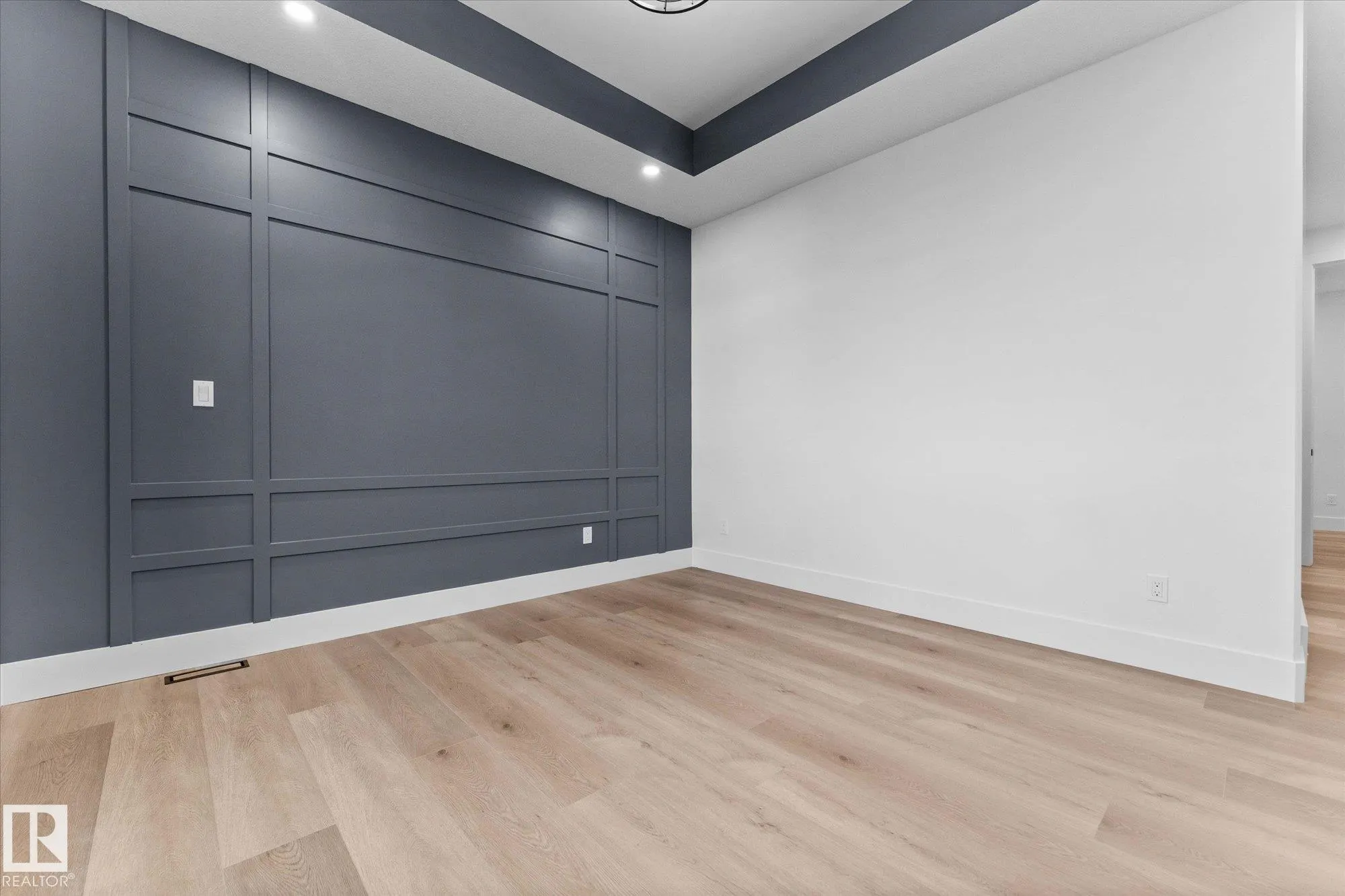 325 MEADOWVIEW Drive