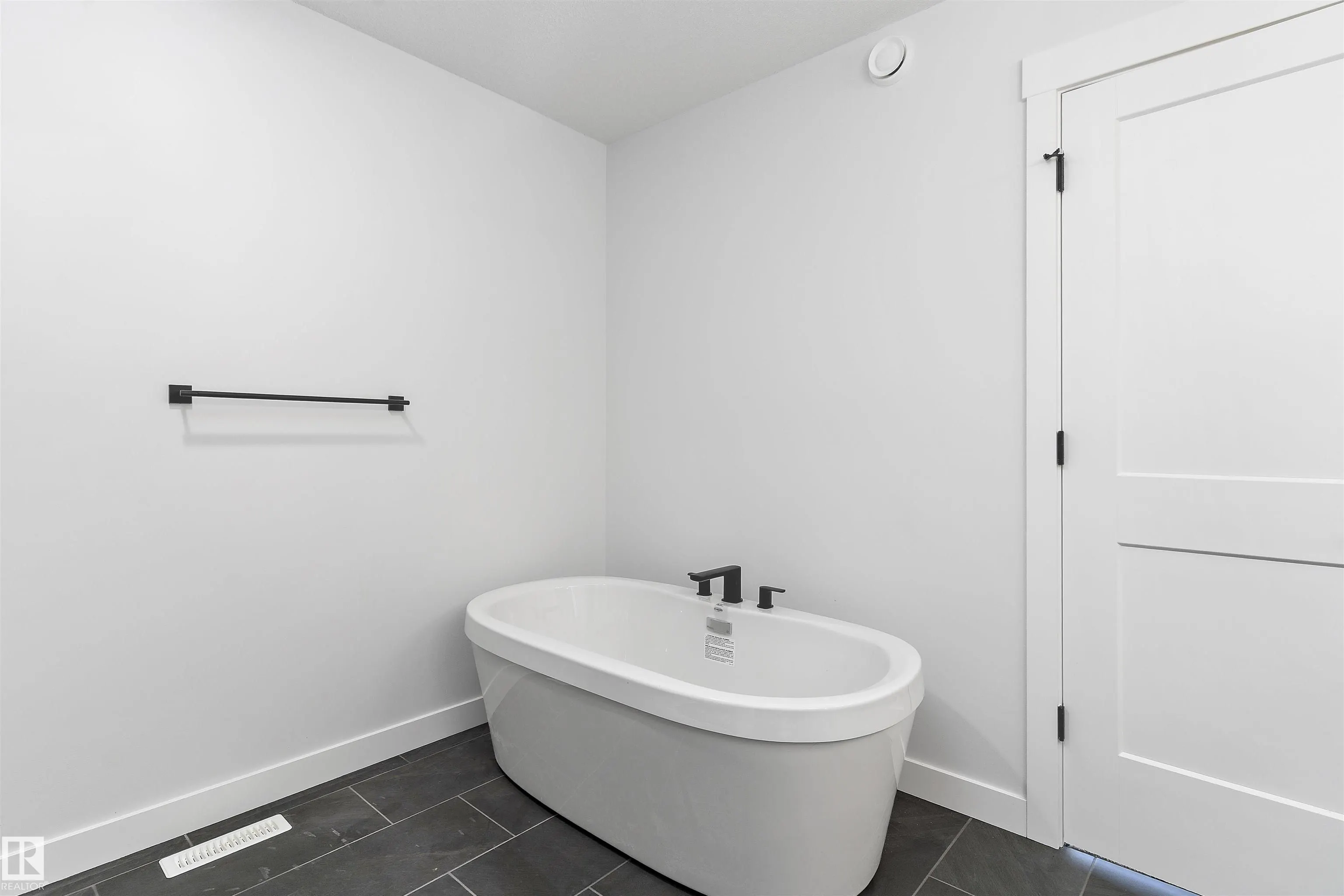1075 Cristall Crescent