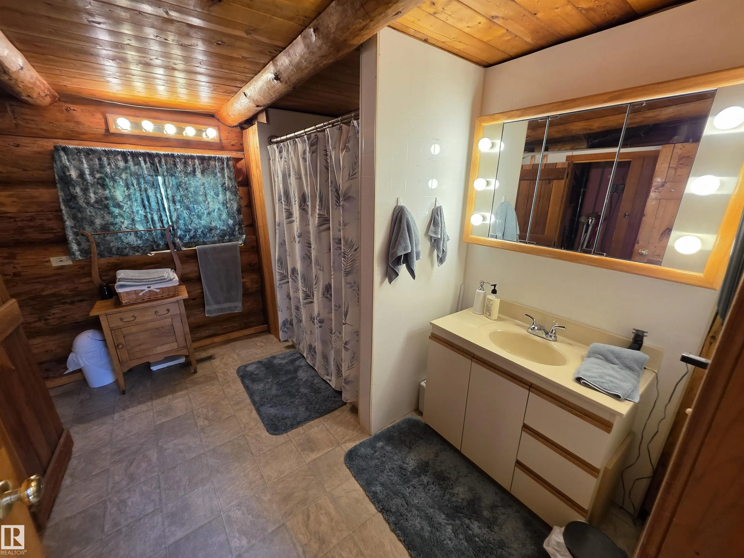 312 Lakeshore DR