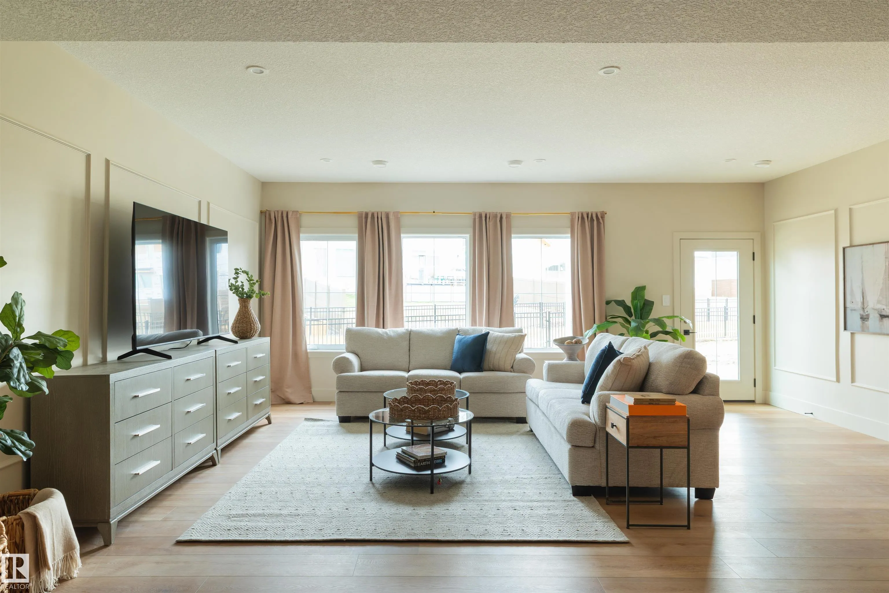 8 JARDIN Place