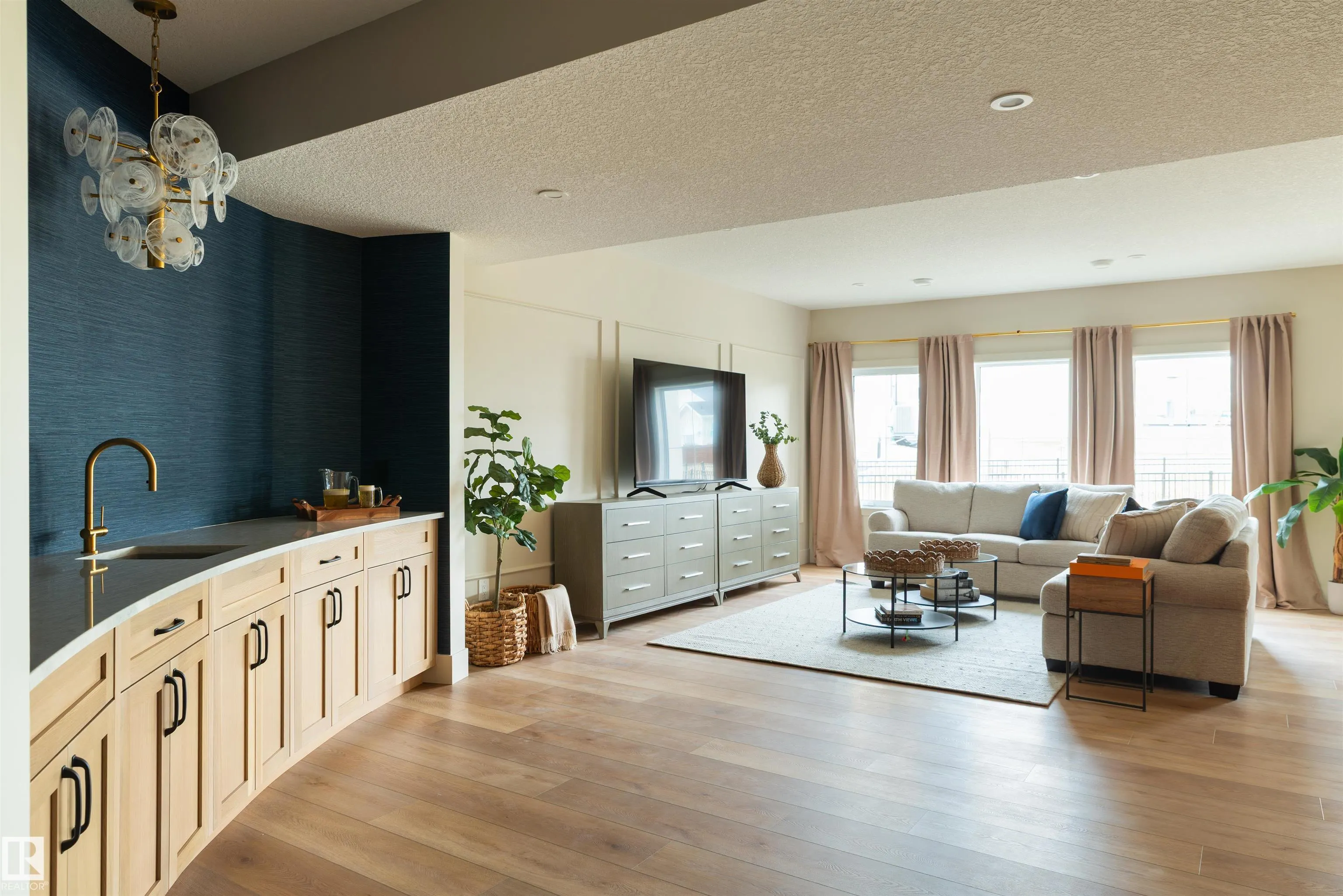 8 JARDIN Place