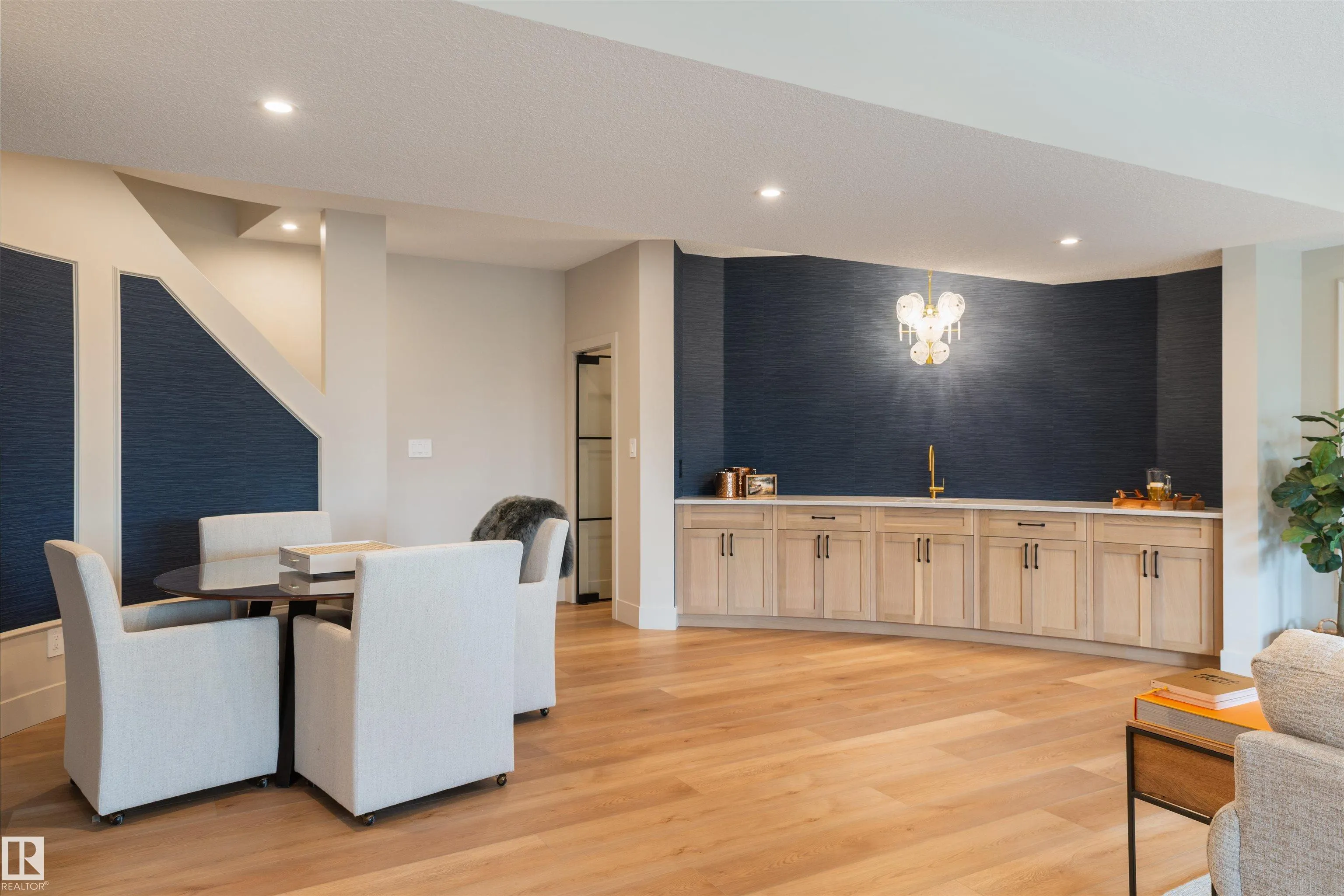 8 JARDIN Place