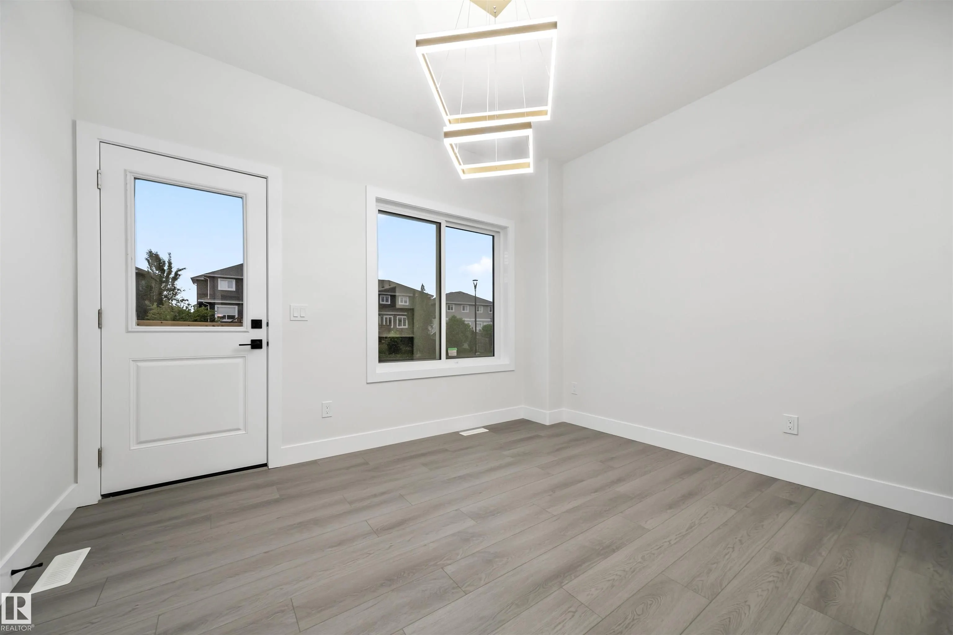 3164 MAGPIE Way