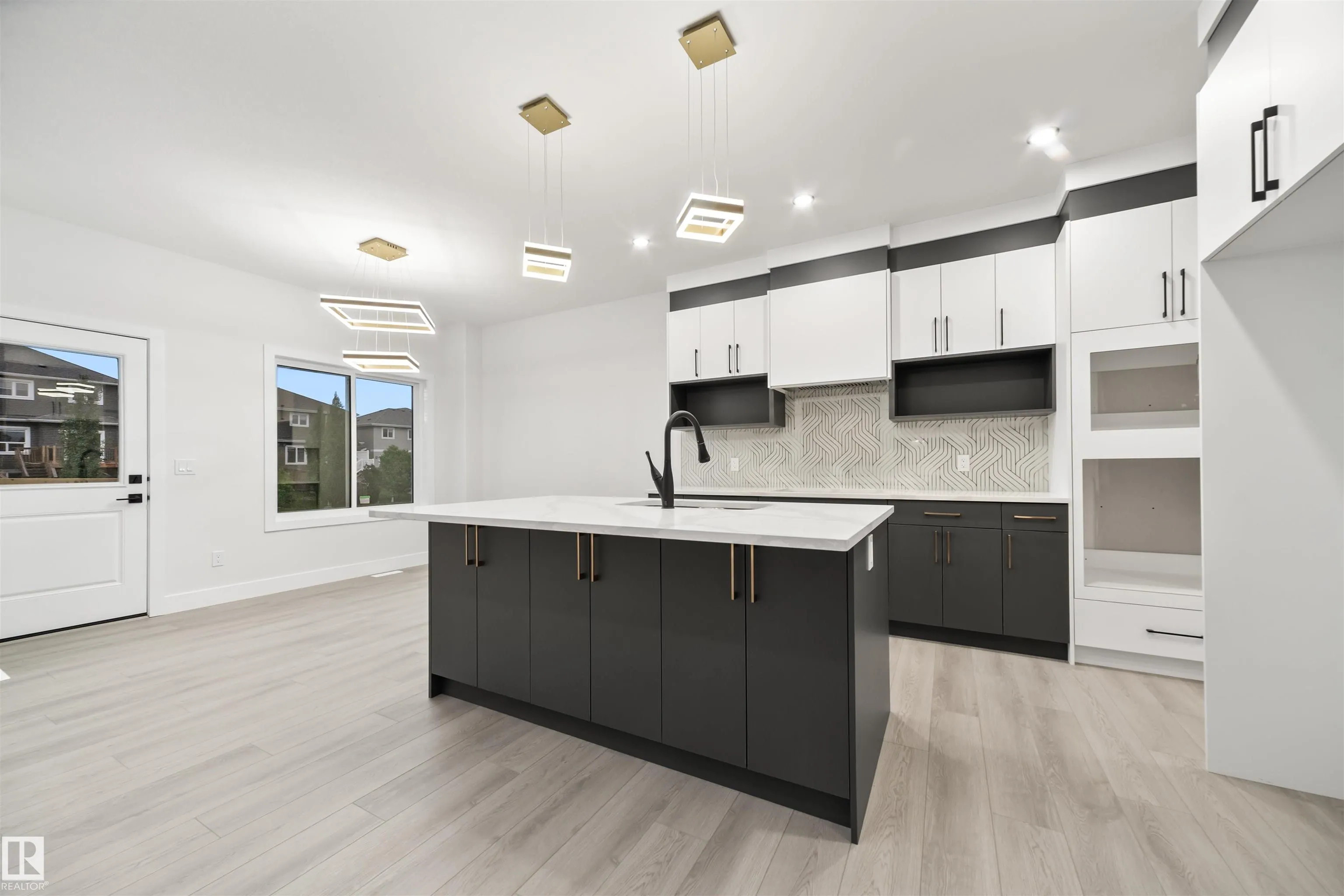 3164 MAGPIE Way