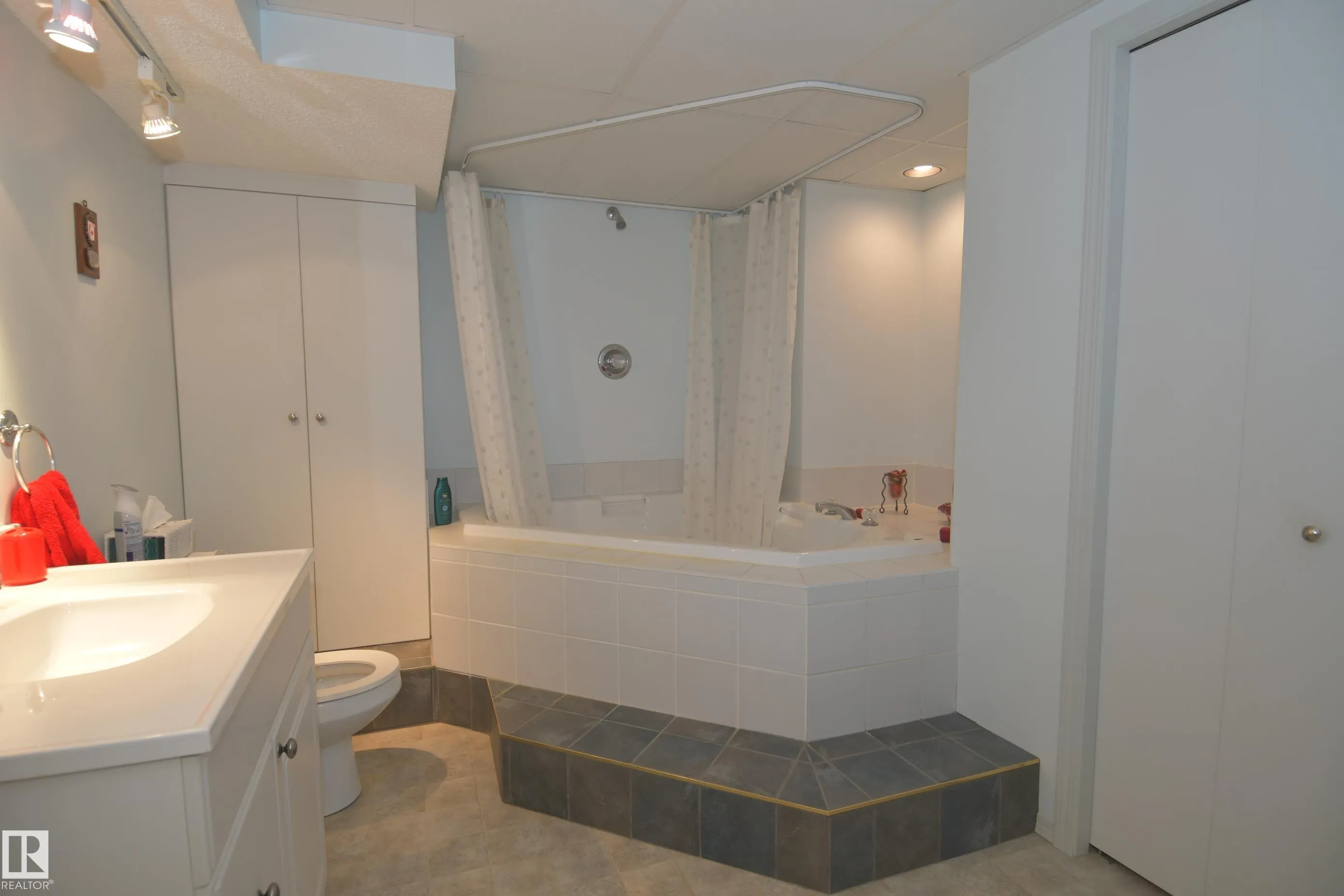 117 LAKESIDE Place