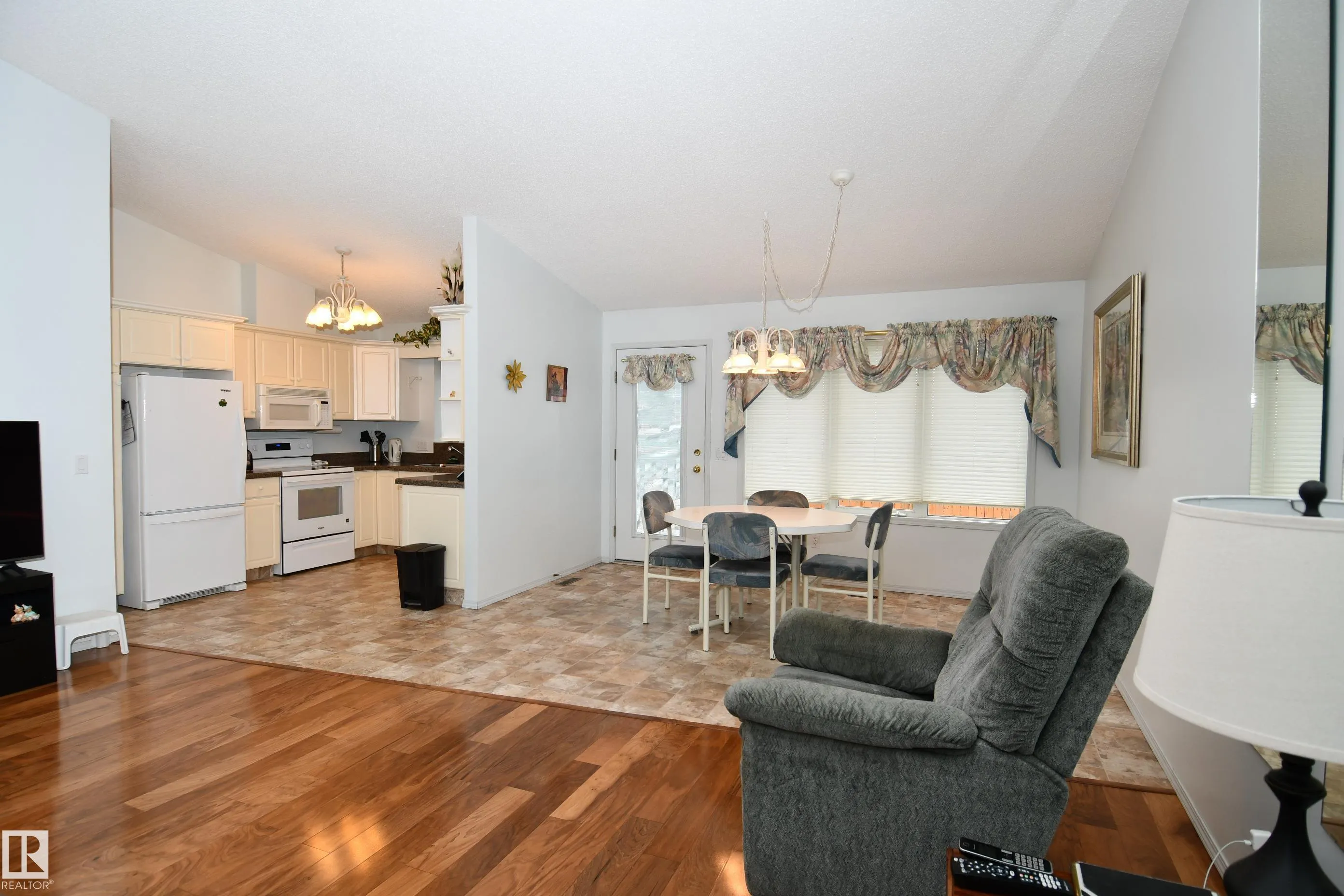 117 LAKESIDE Place