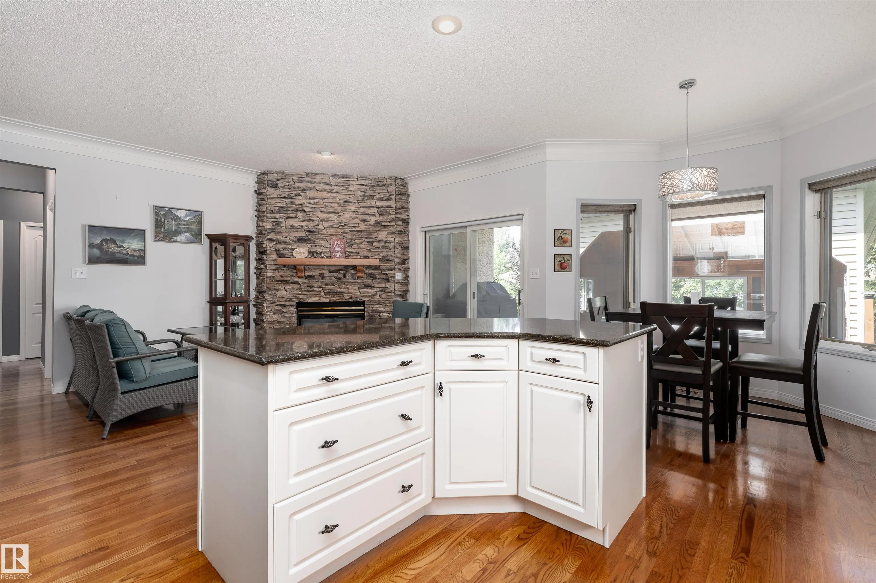 10 STONESHIRE Manor