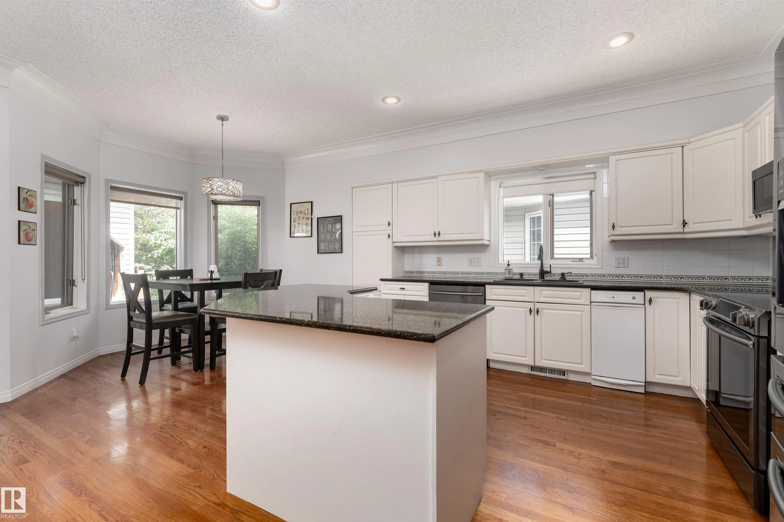 10 STONESHIRE Manor