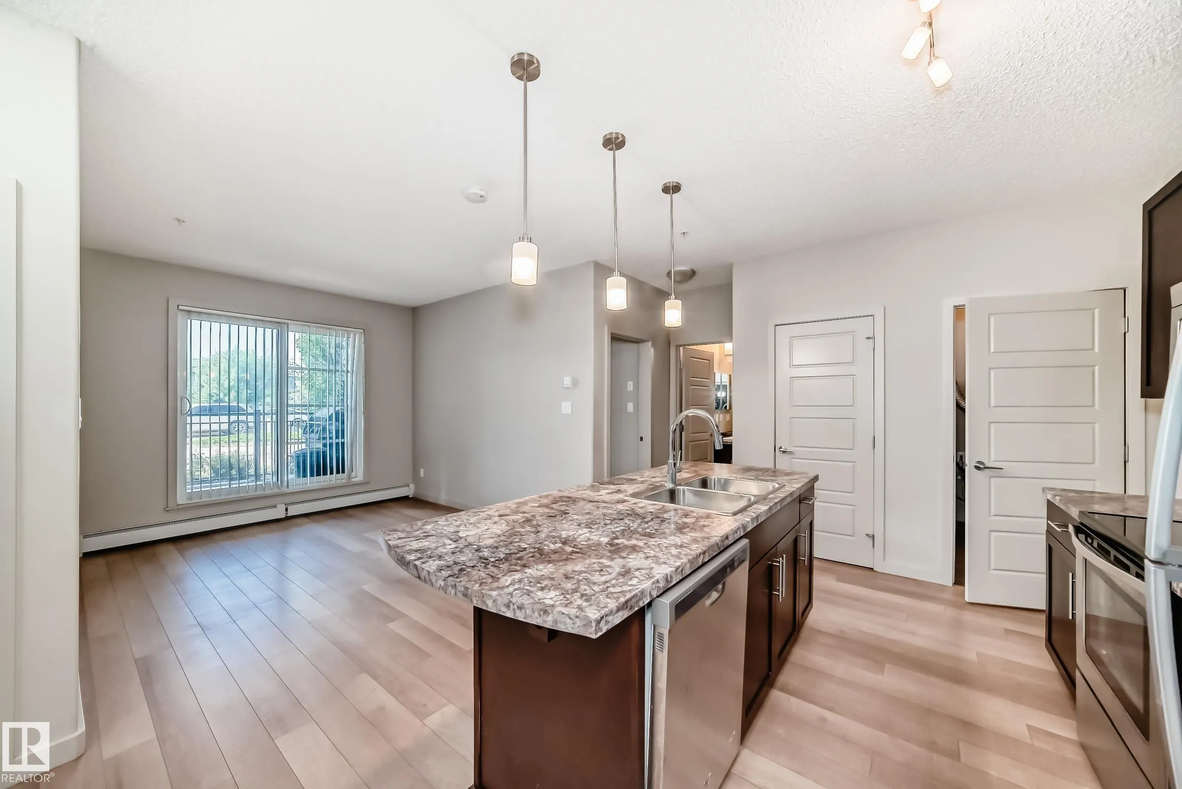1004 ROSENTHAL Boulevard