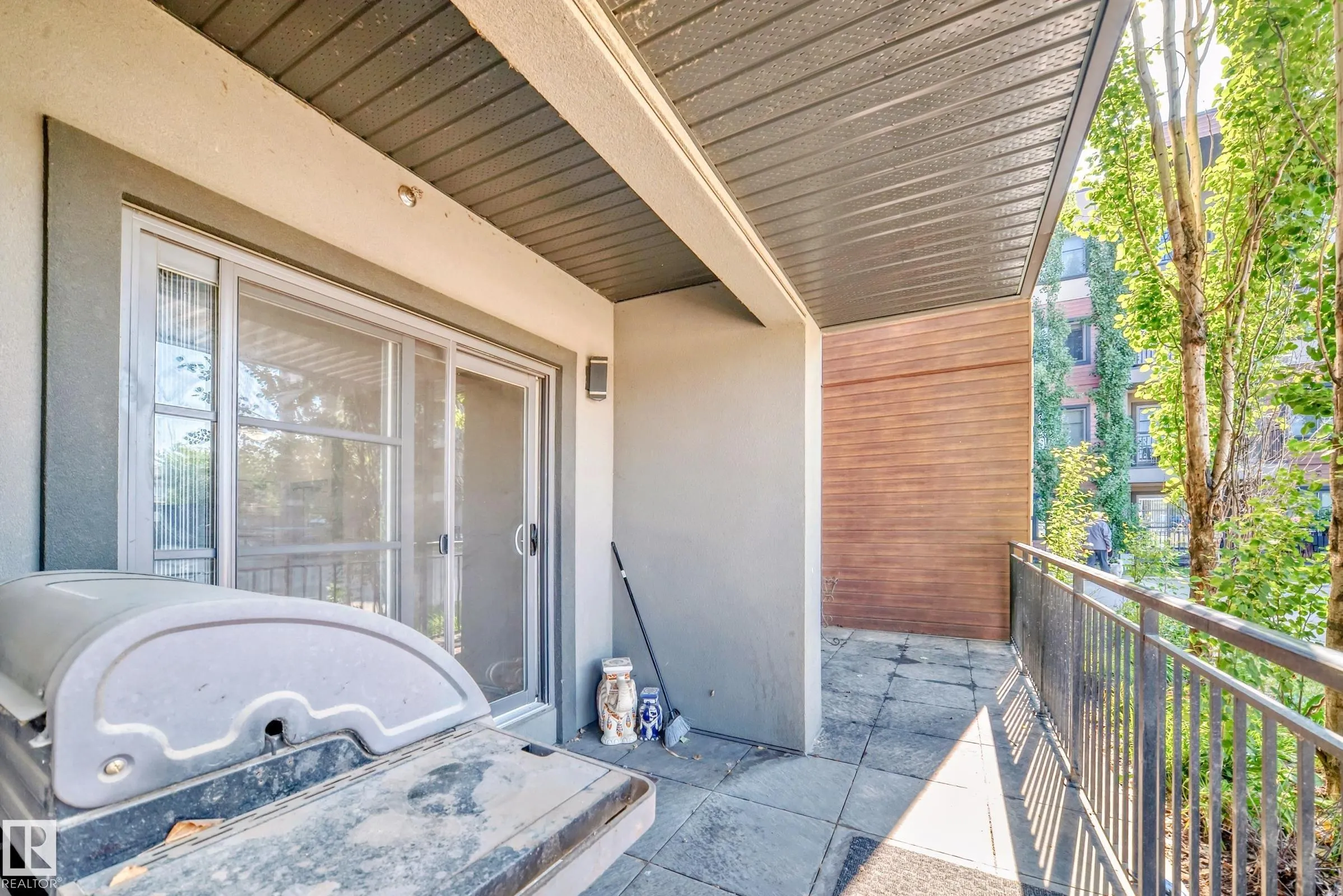 1004 ROSENTHAL Boulevard
