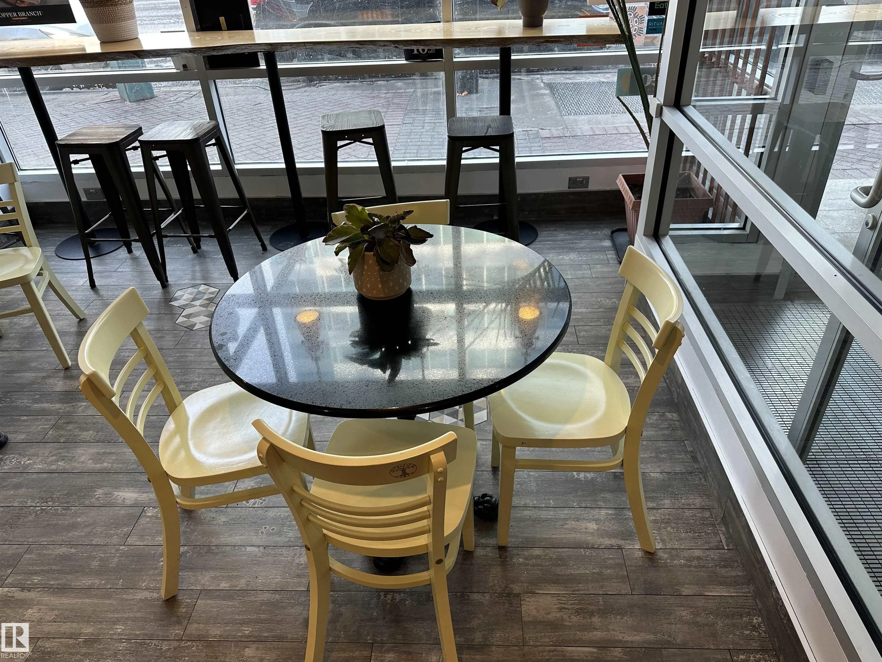 O NA Jasper Ave
