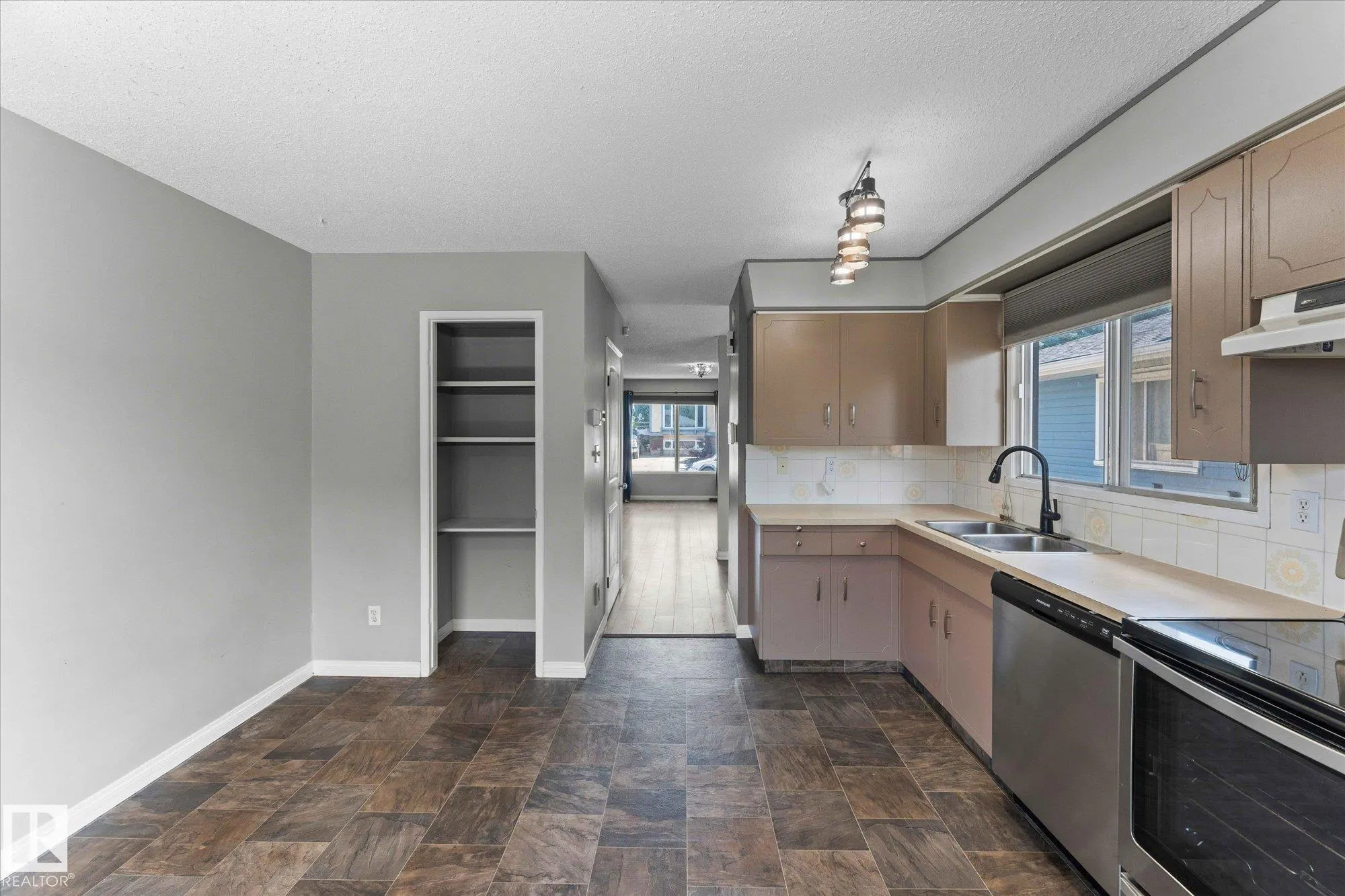 33 Westglen Crescent