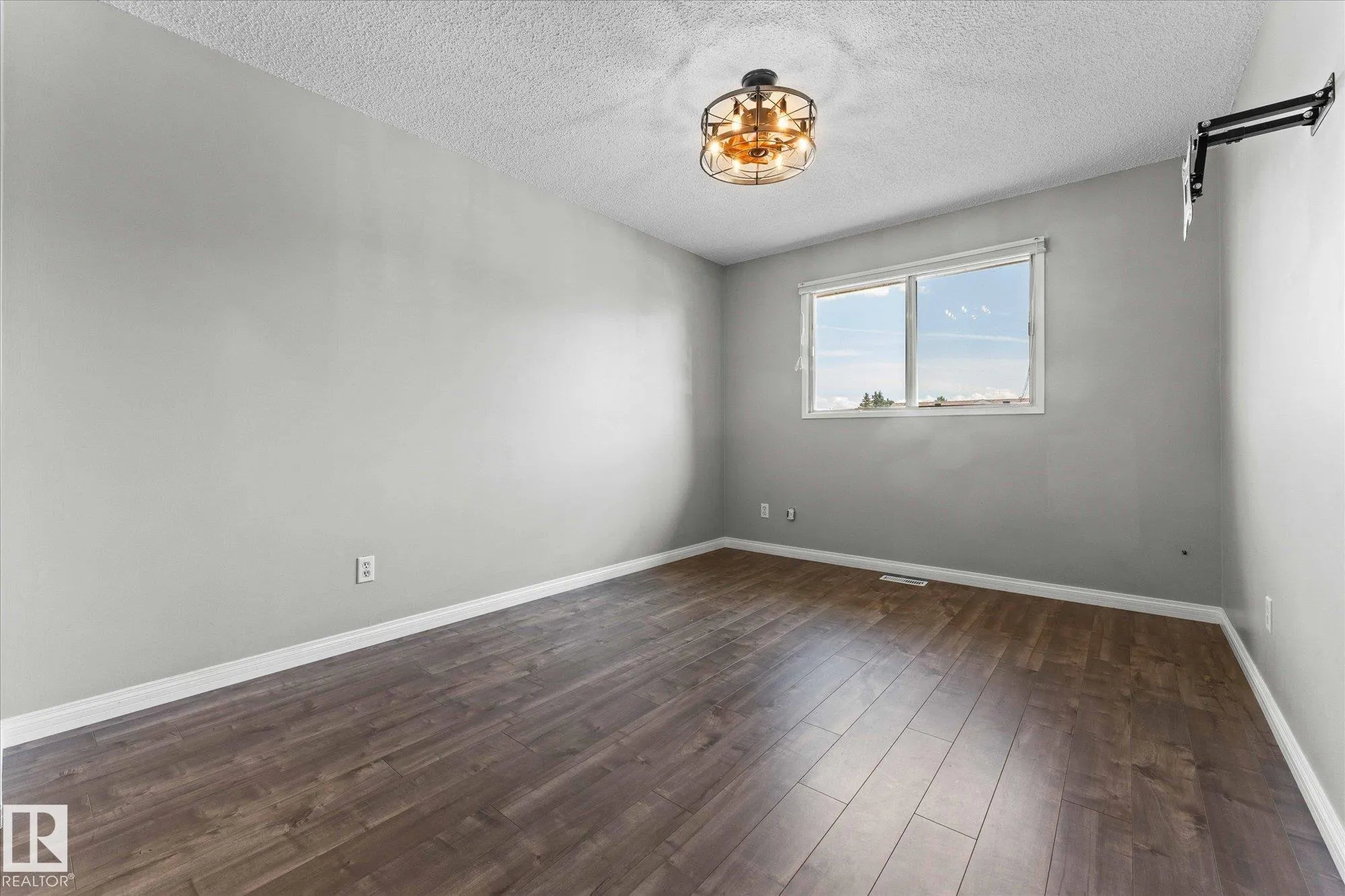 33 Westglen Crescent