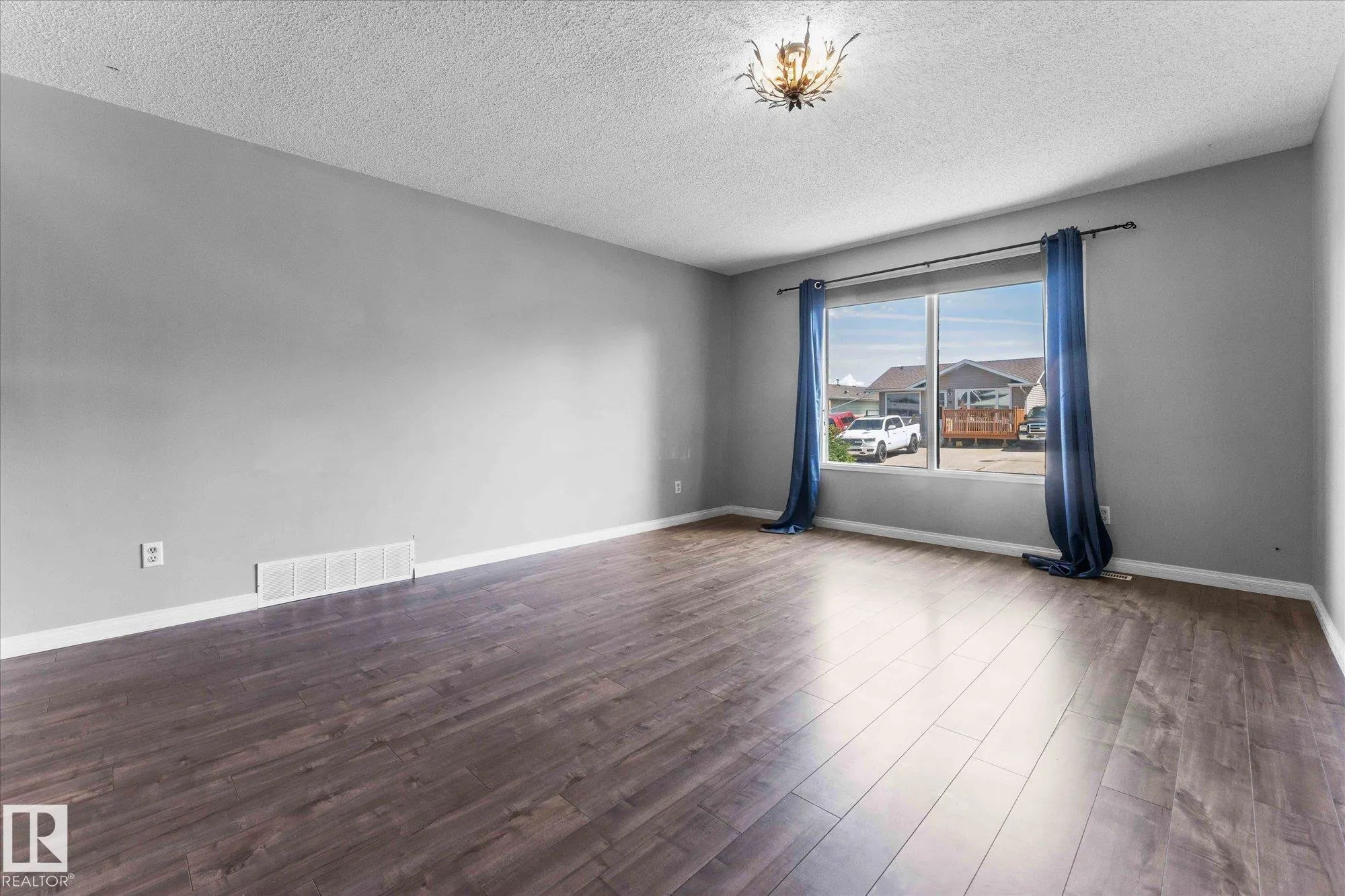 33 Westglen Crescent