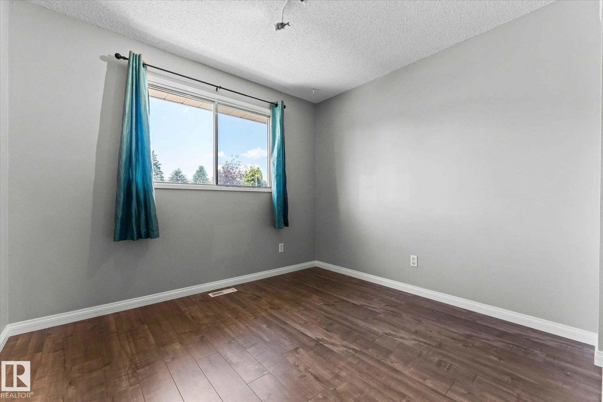 33 Westglen Crescent