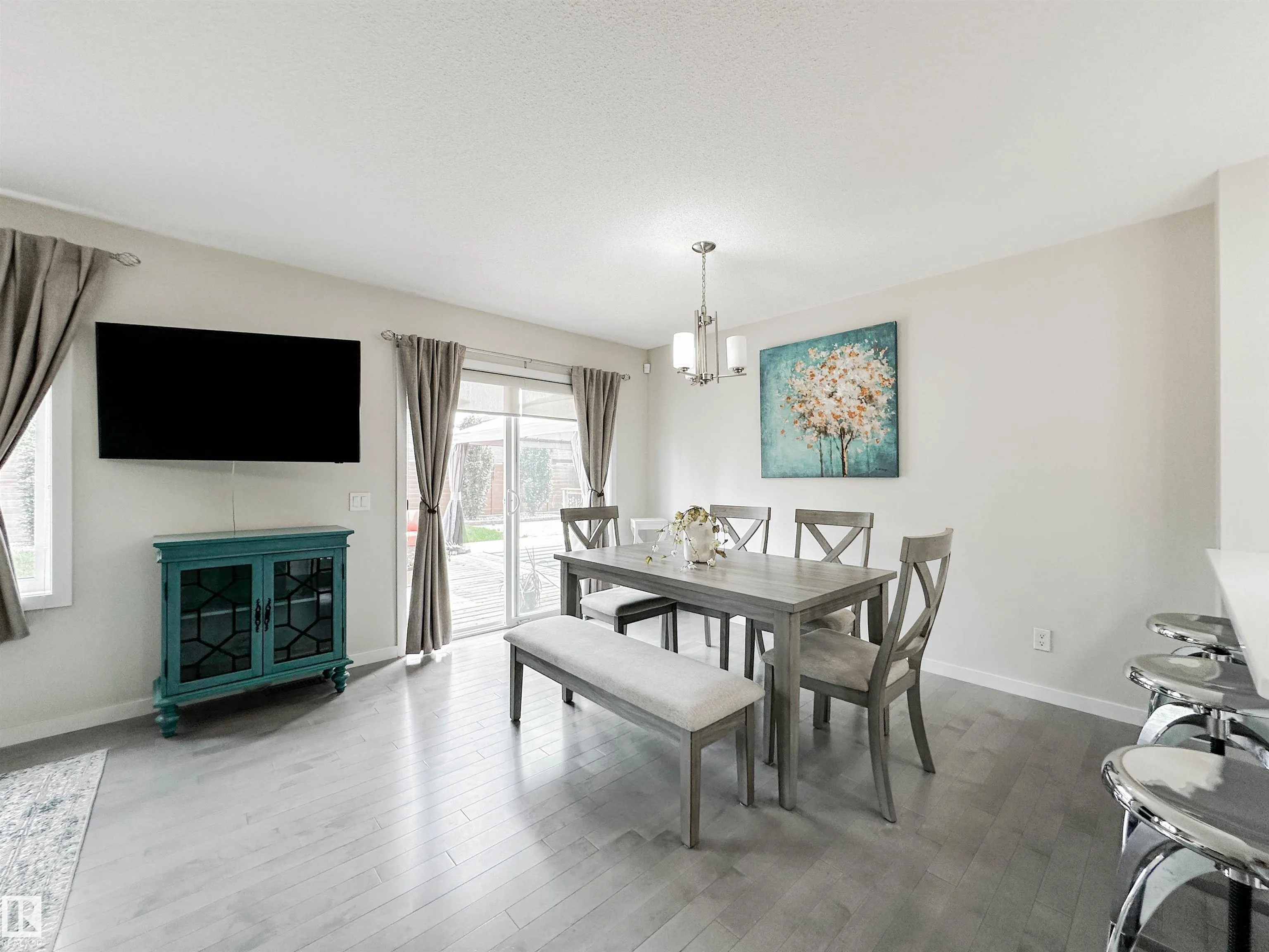 27 JAMES Crescent
