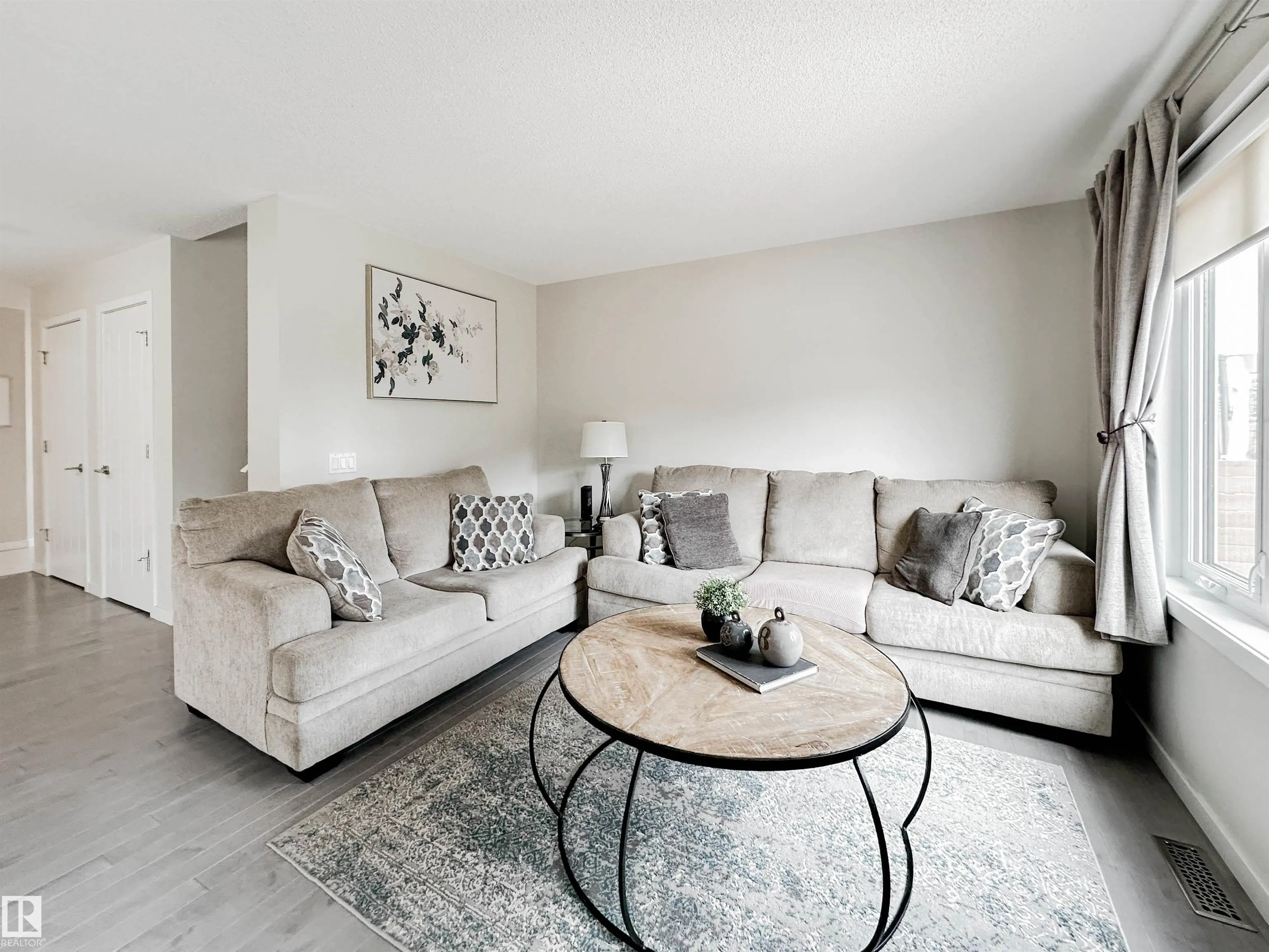 27 JAMES Crescent