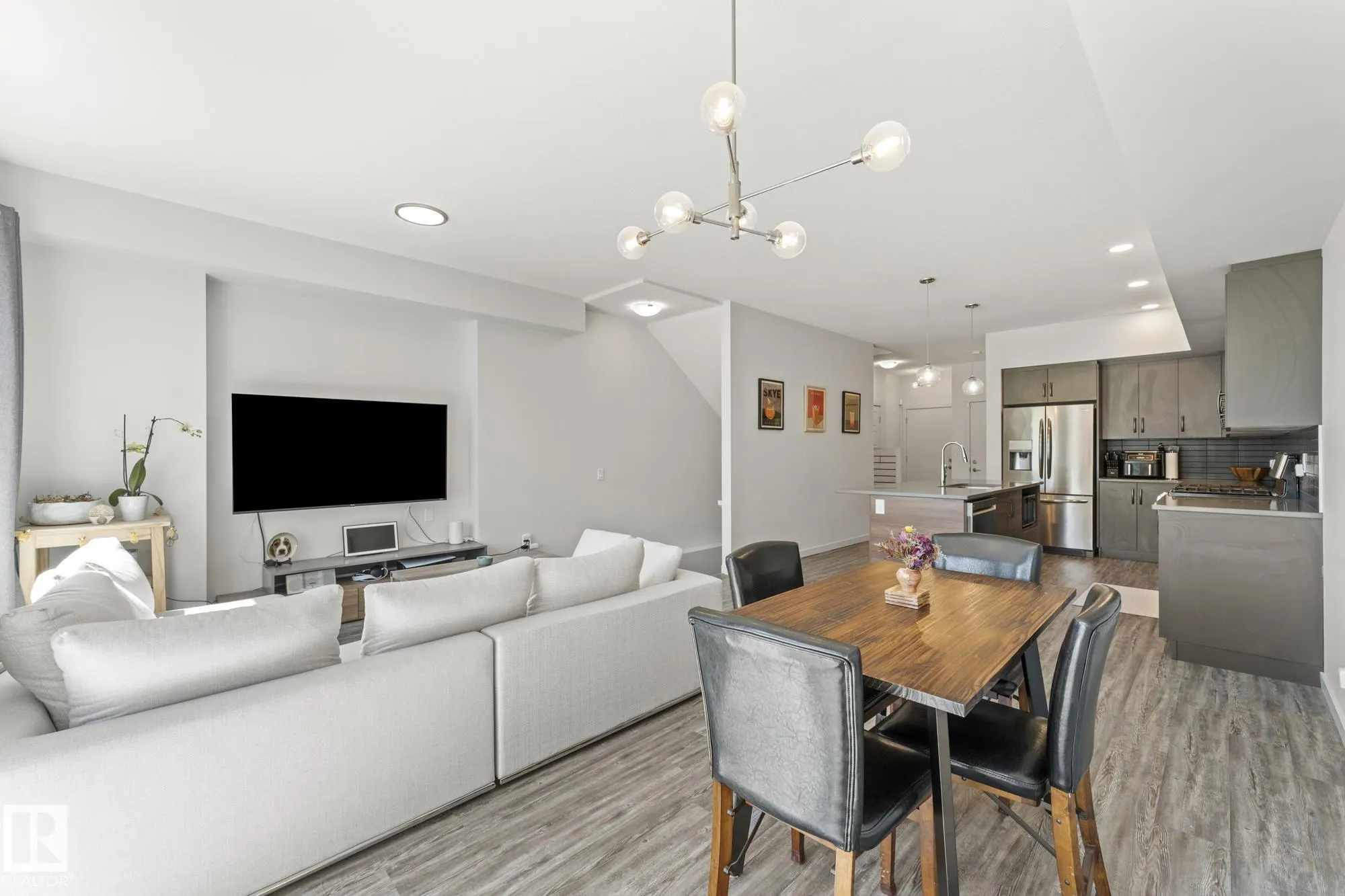 50 EDINBURGH CRT