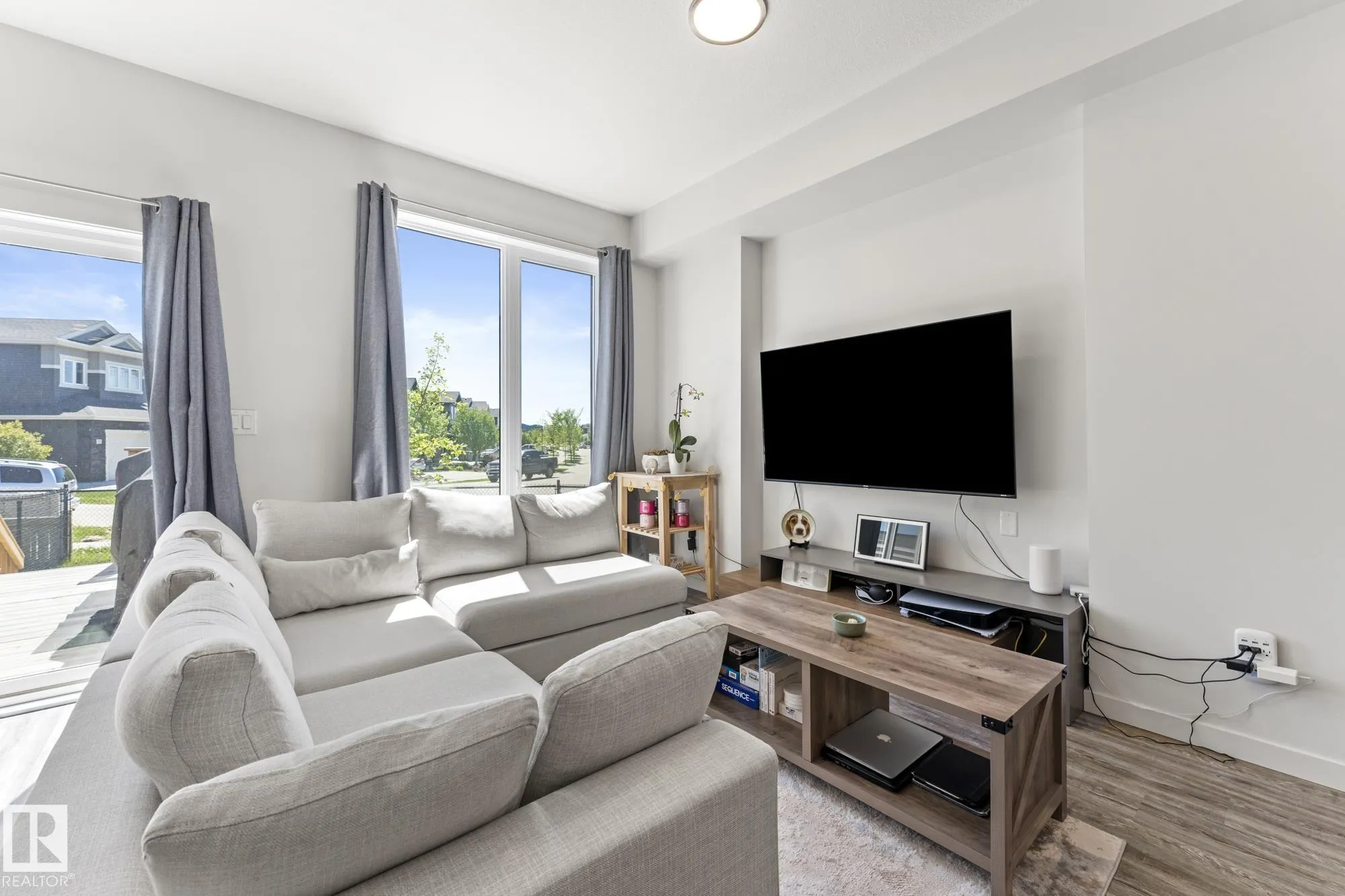 50 EDINBURGH CRT