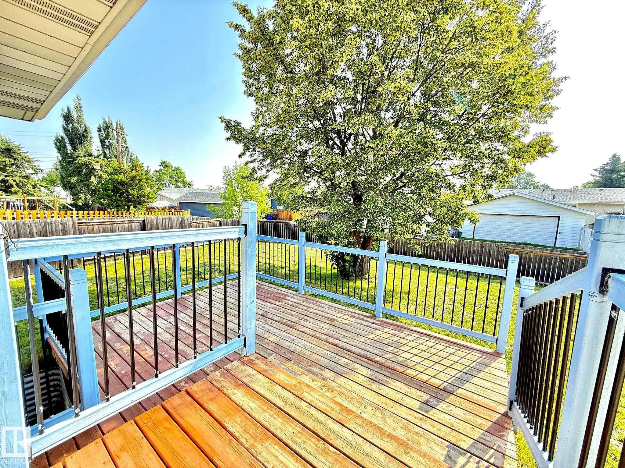 29 CAMELOT Crescent