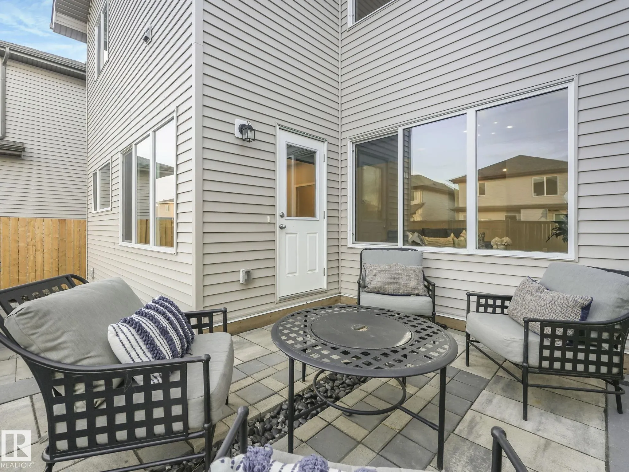 10 AUTUMNWOOD Crescent