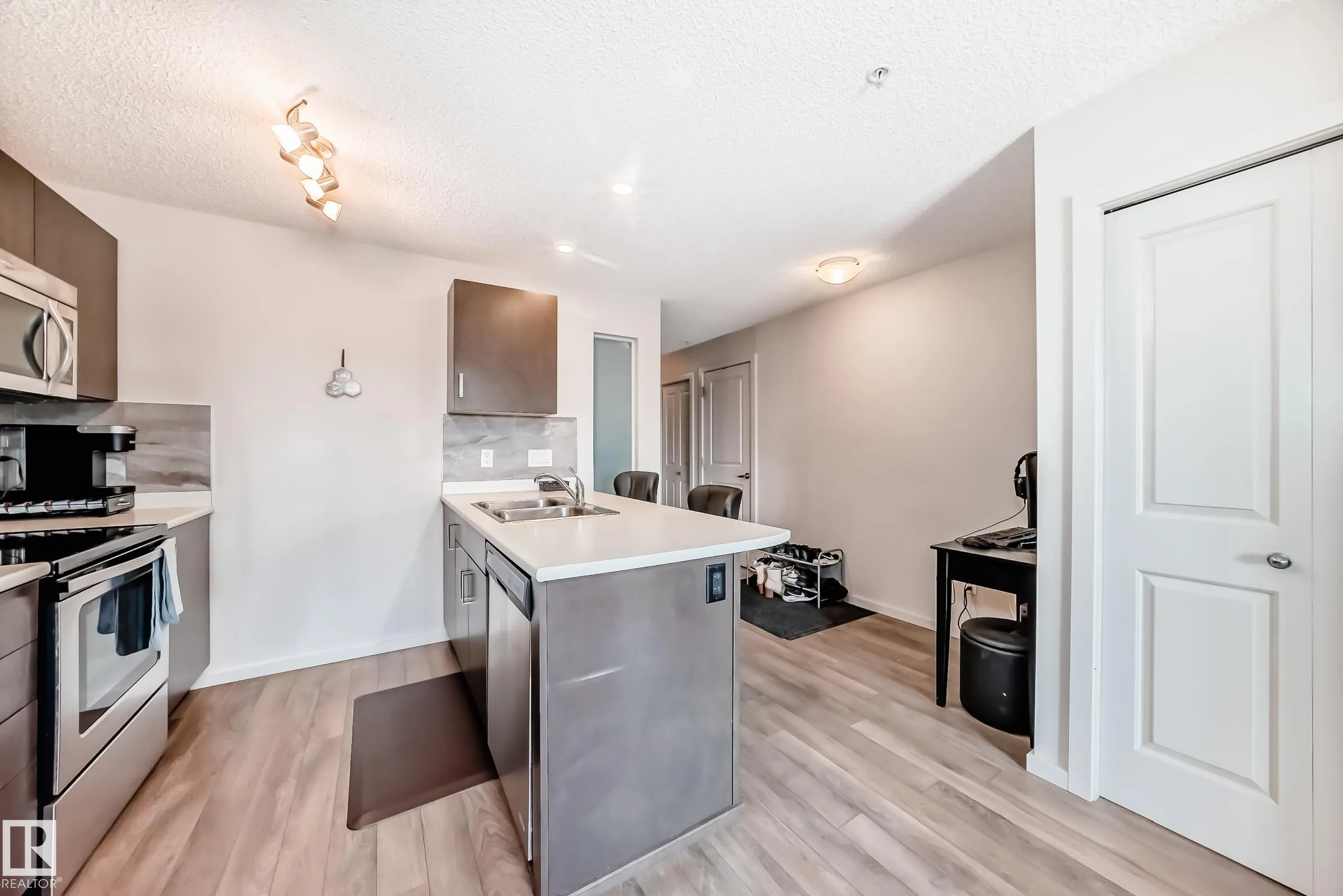 390 WINDERMERE Road