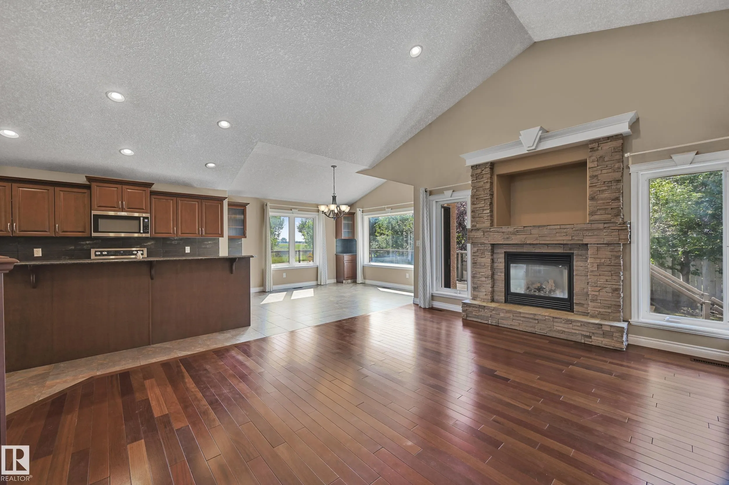 1213 ADAMSON Drive