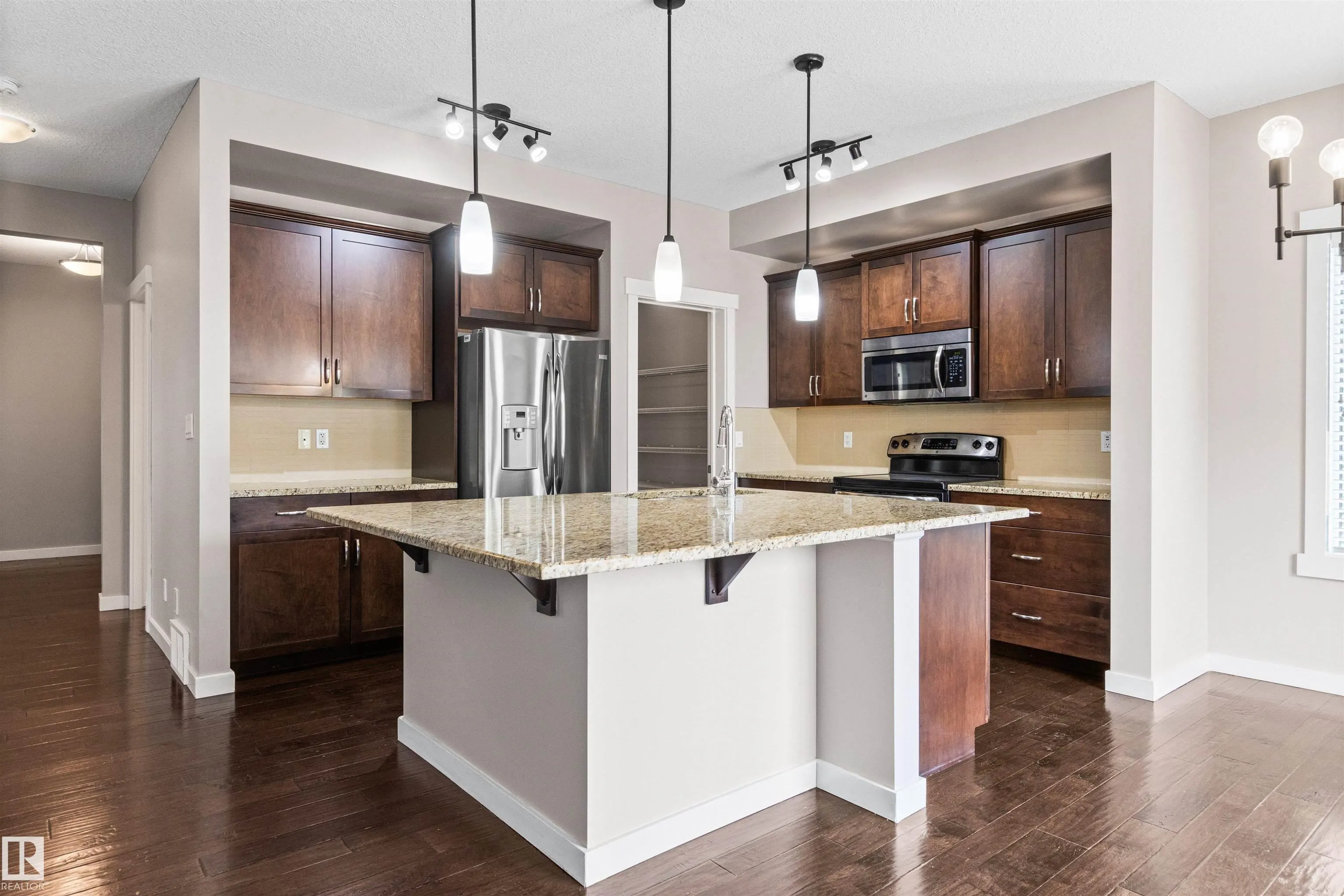 3952 CLAXTON Loop