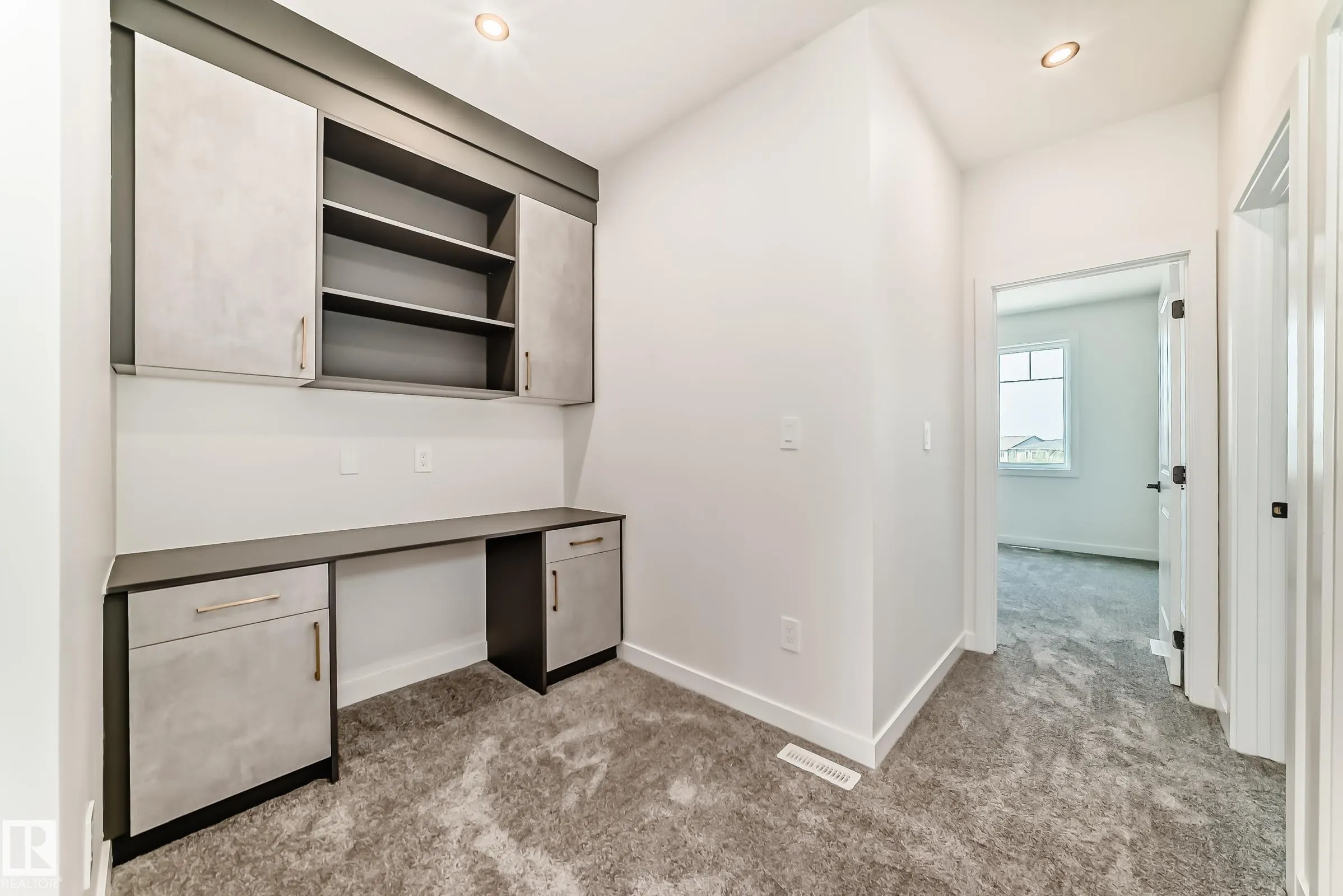 39 MEADOWGROVE Lane