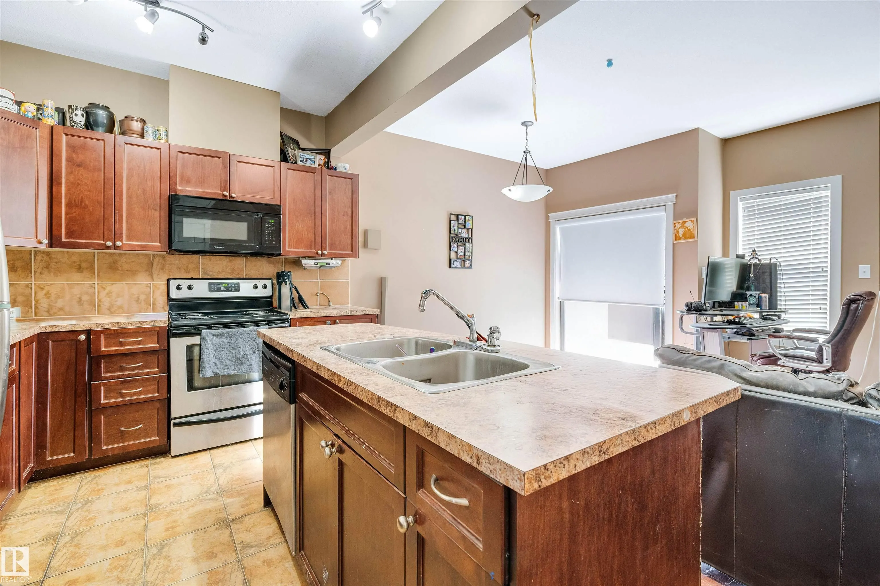 109 SANDSTONE Estates