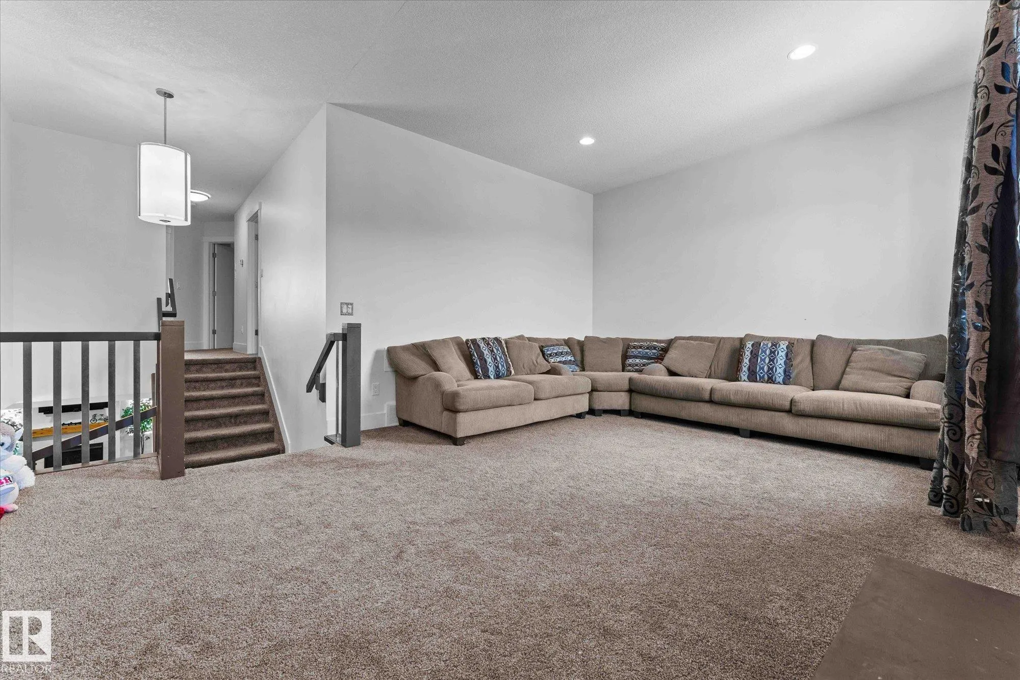 66 KENSINGTON Close