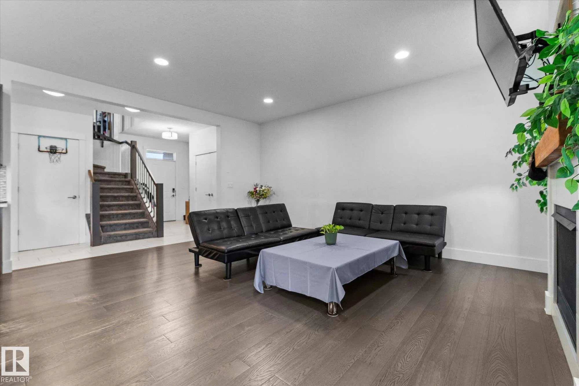 66 KENSINGTON Close