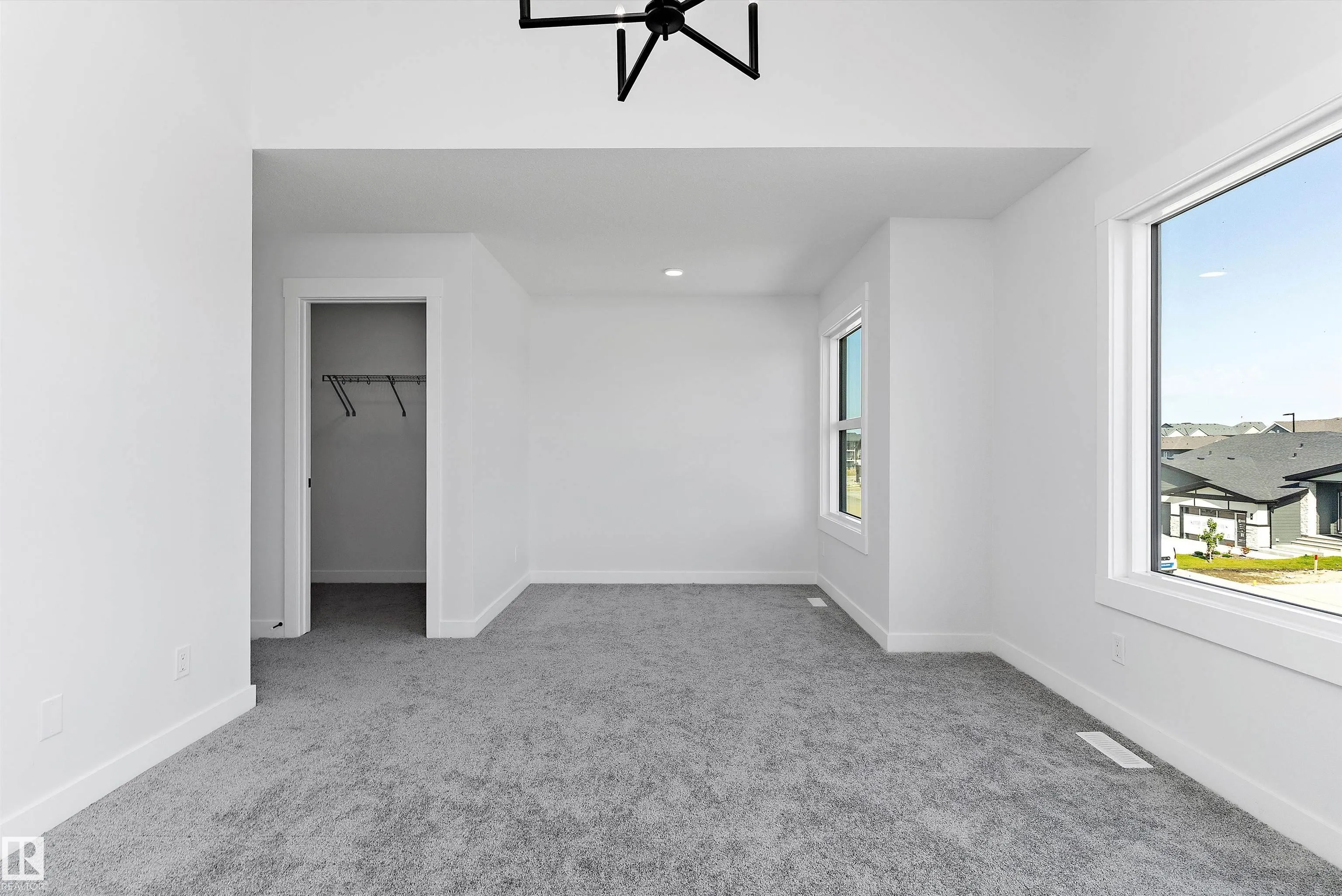 22 Newbury Circle