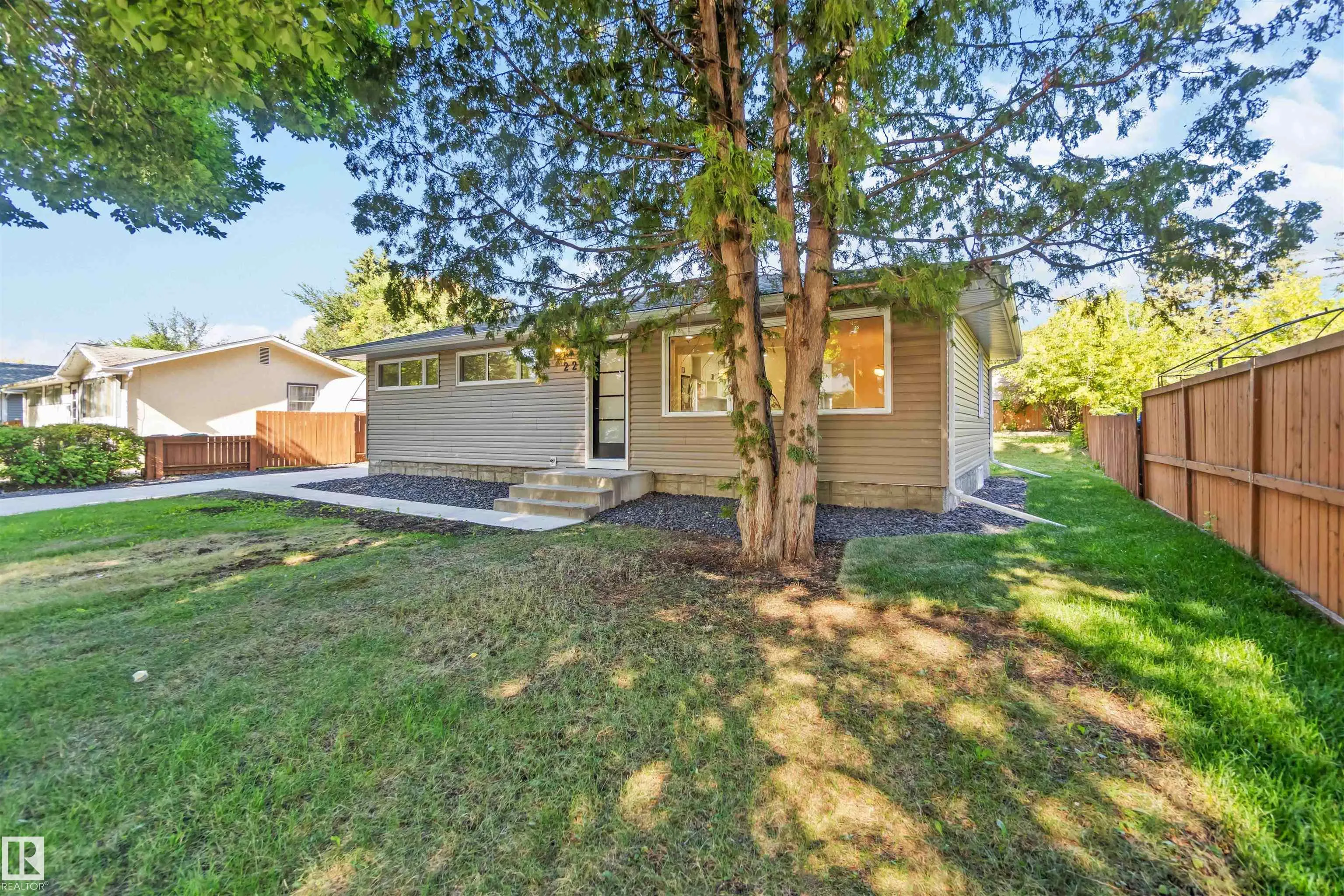 22 SUNNYSIDE Crescent