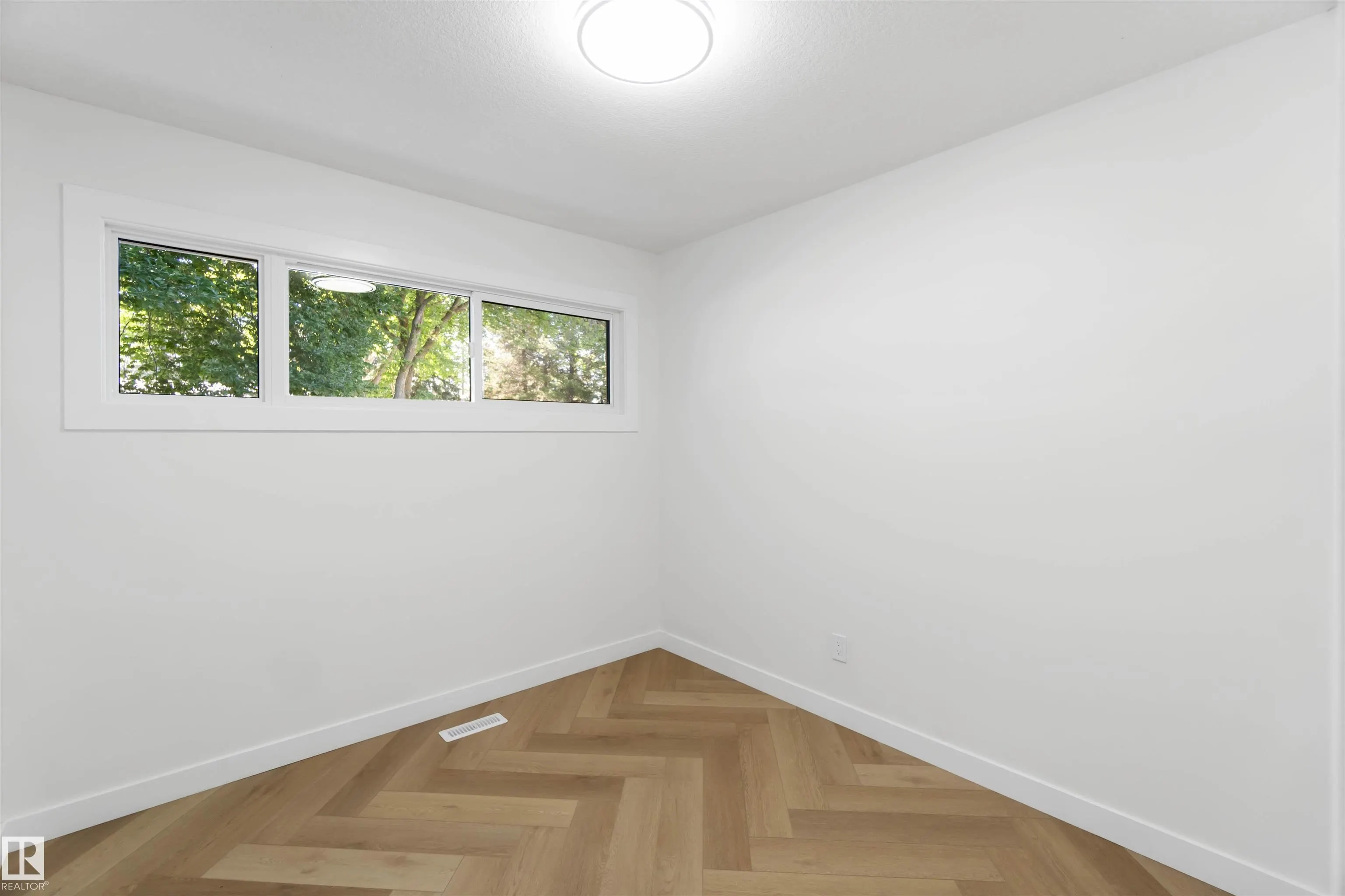 22 SUNNYSIDE Crescent